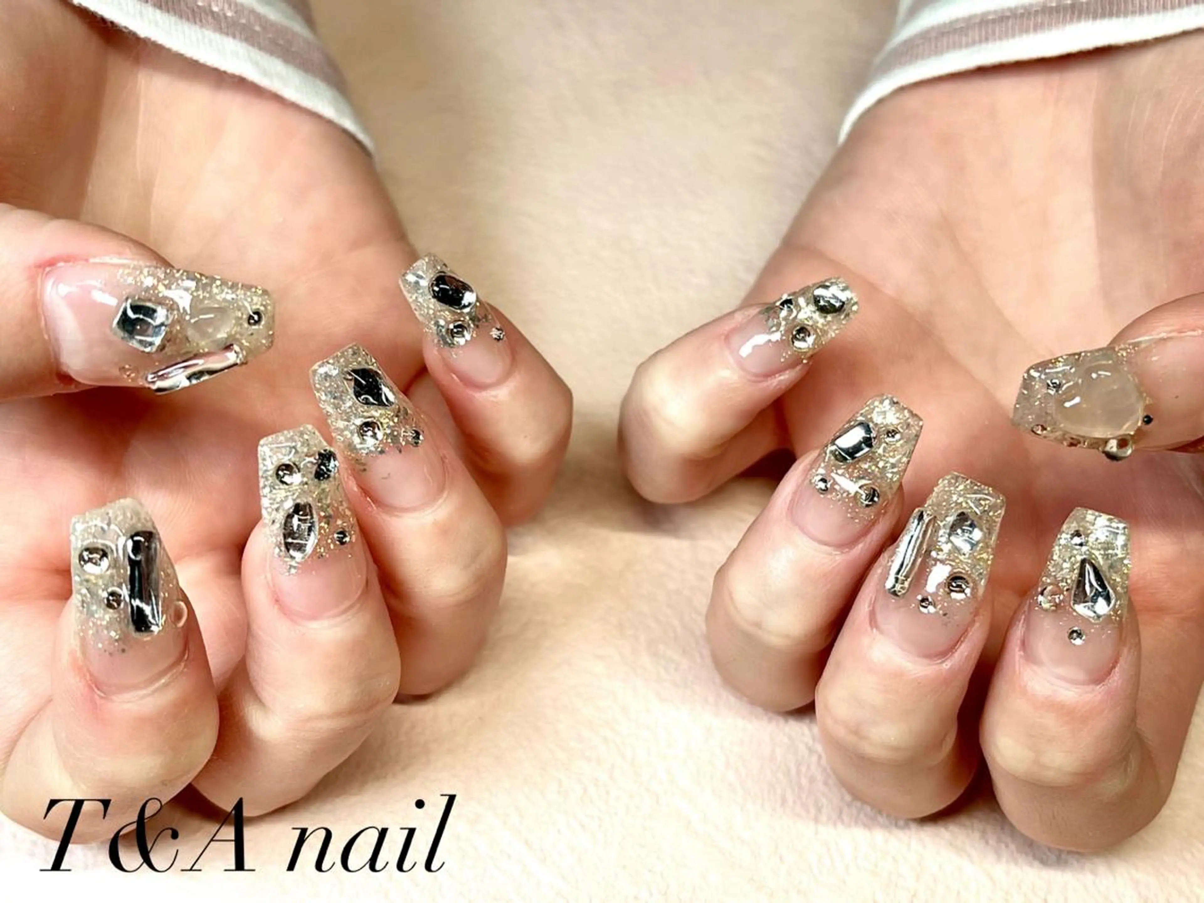 セミロング ネイル 韓国風ヘア 長さ出し ジェルネイル 氷ネイル・うるうるネイル キラキラネイル ハンドネイル T&A nailのネイルデザイン