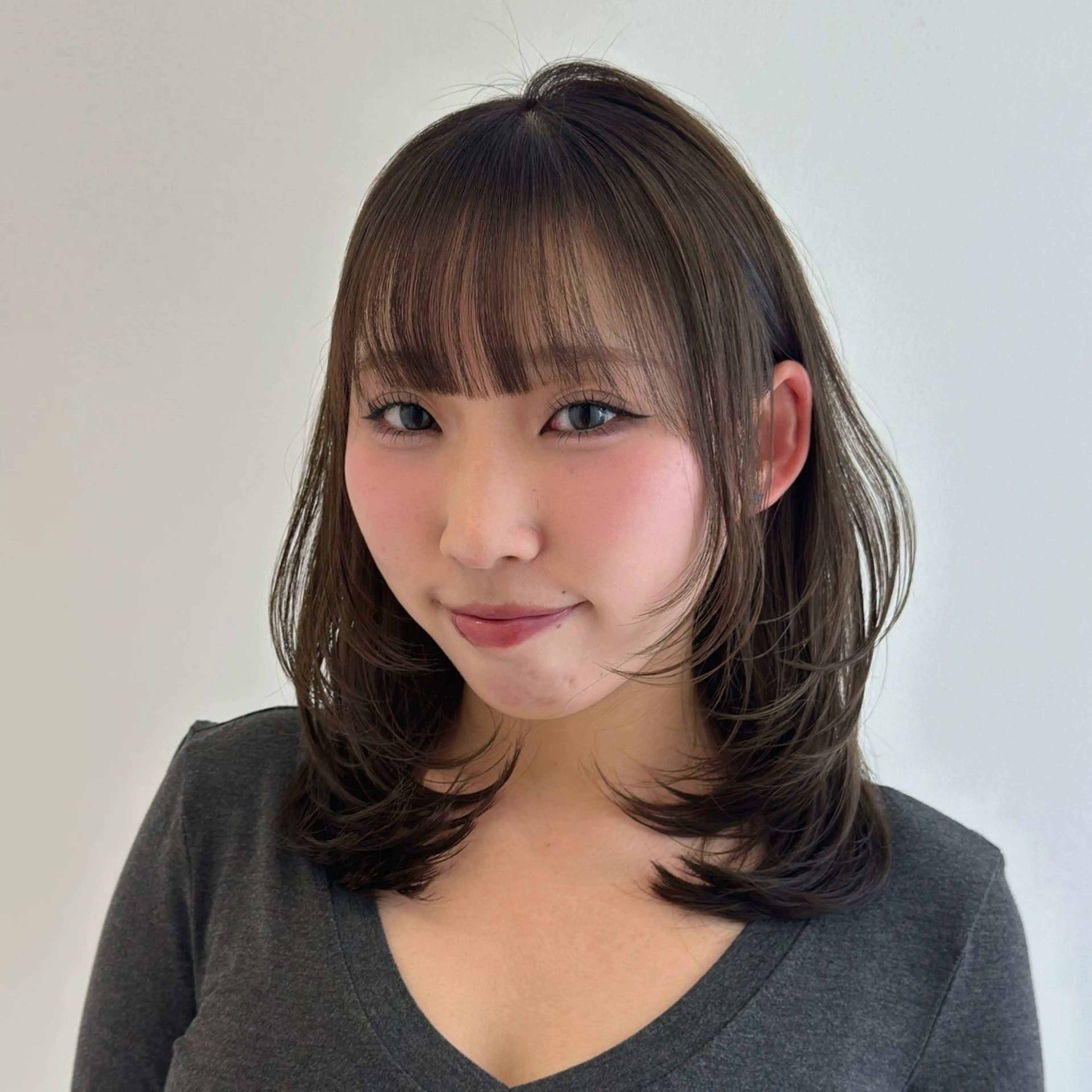 セミロング カラー レイヤーカット カット トリートメント 🌼動き×透明感🩵 ハイトーン/ナナのヘアスタイル