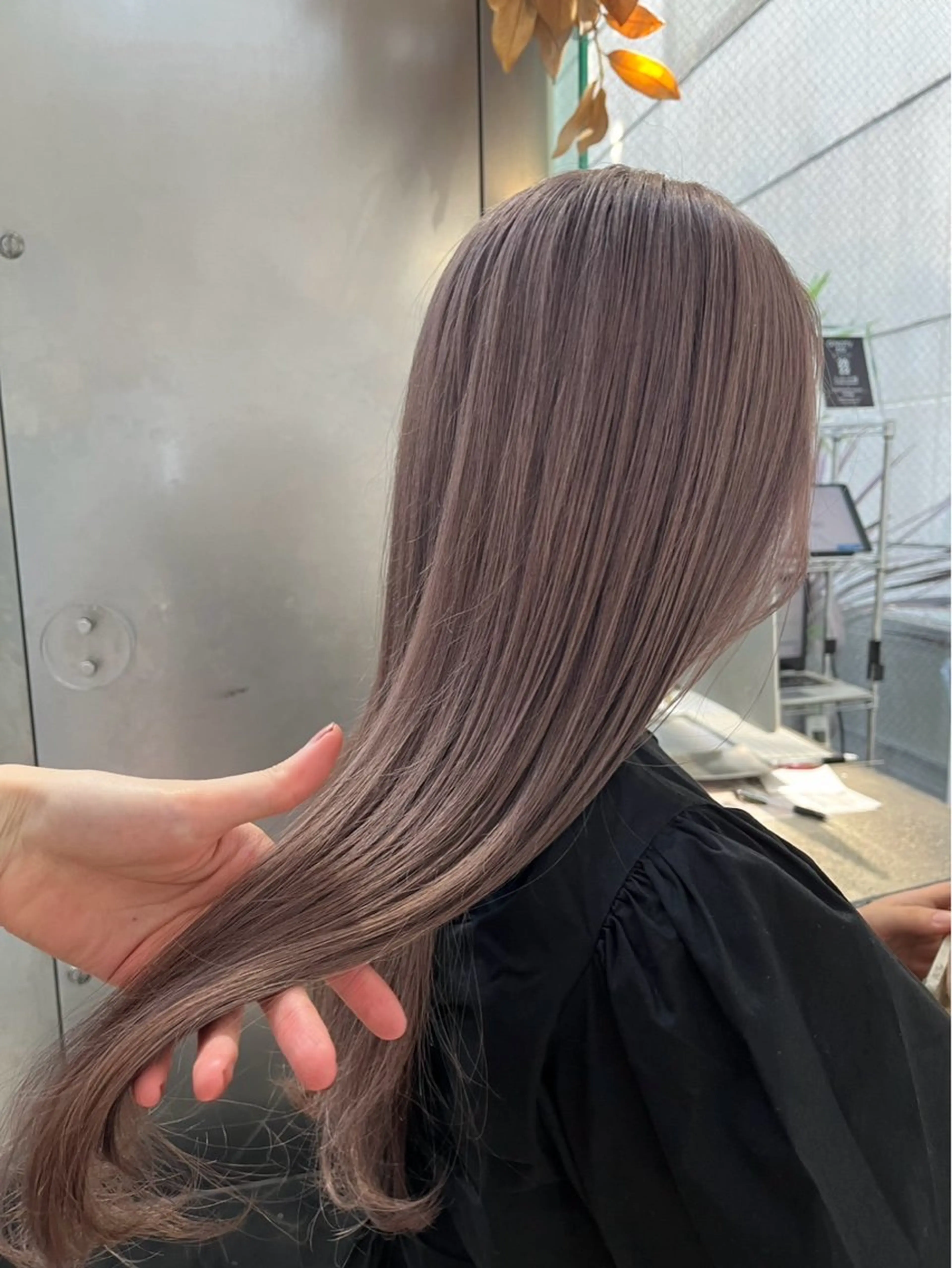 ロング カラー ベージュカラー グレージュ ヘアカラー トリートメント CHERIEブリーチ ダブルカラー 天神のヘアスタイル