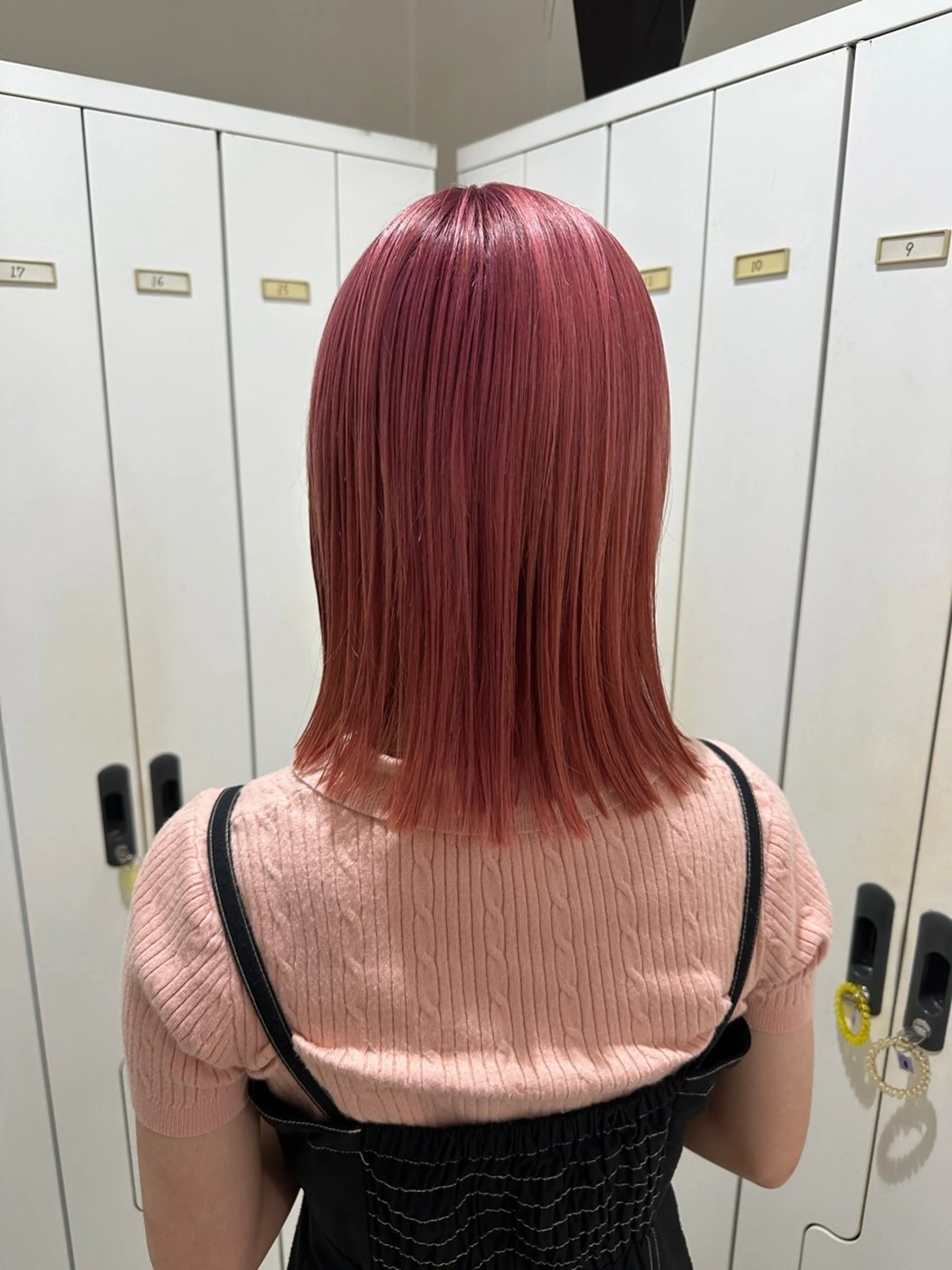 ミディアム レイヤー 艶々カラーのヘアスタイル