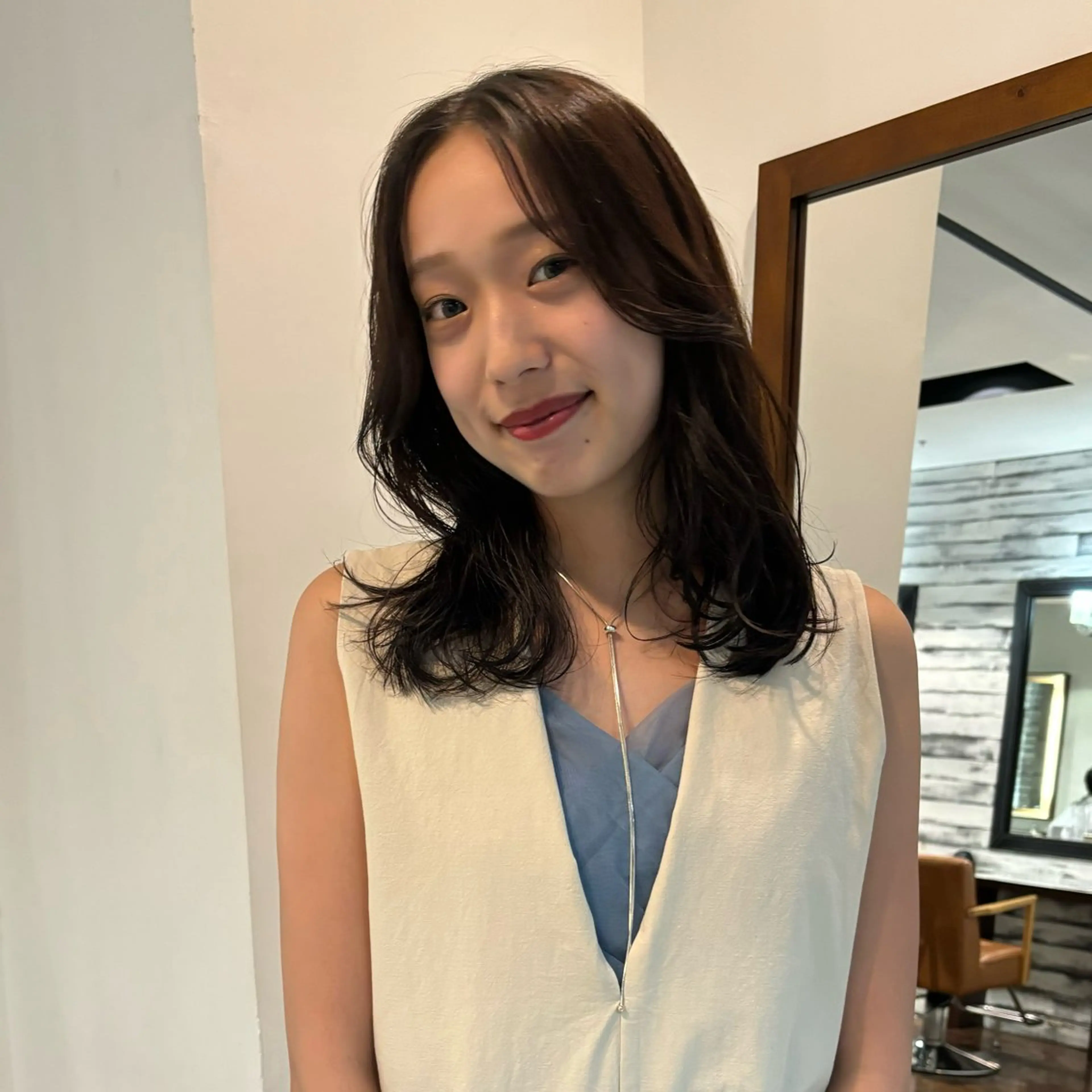 セミロング 顔まわりレイヤー レイヤーカット 的場 莉音のヘアスタイル