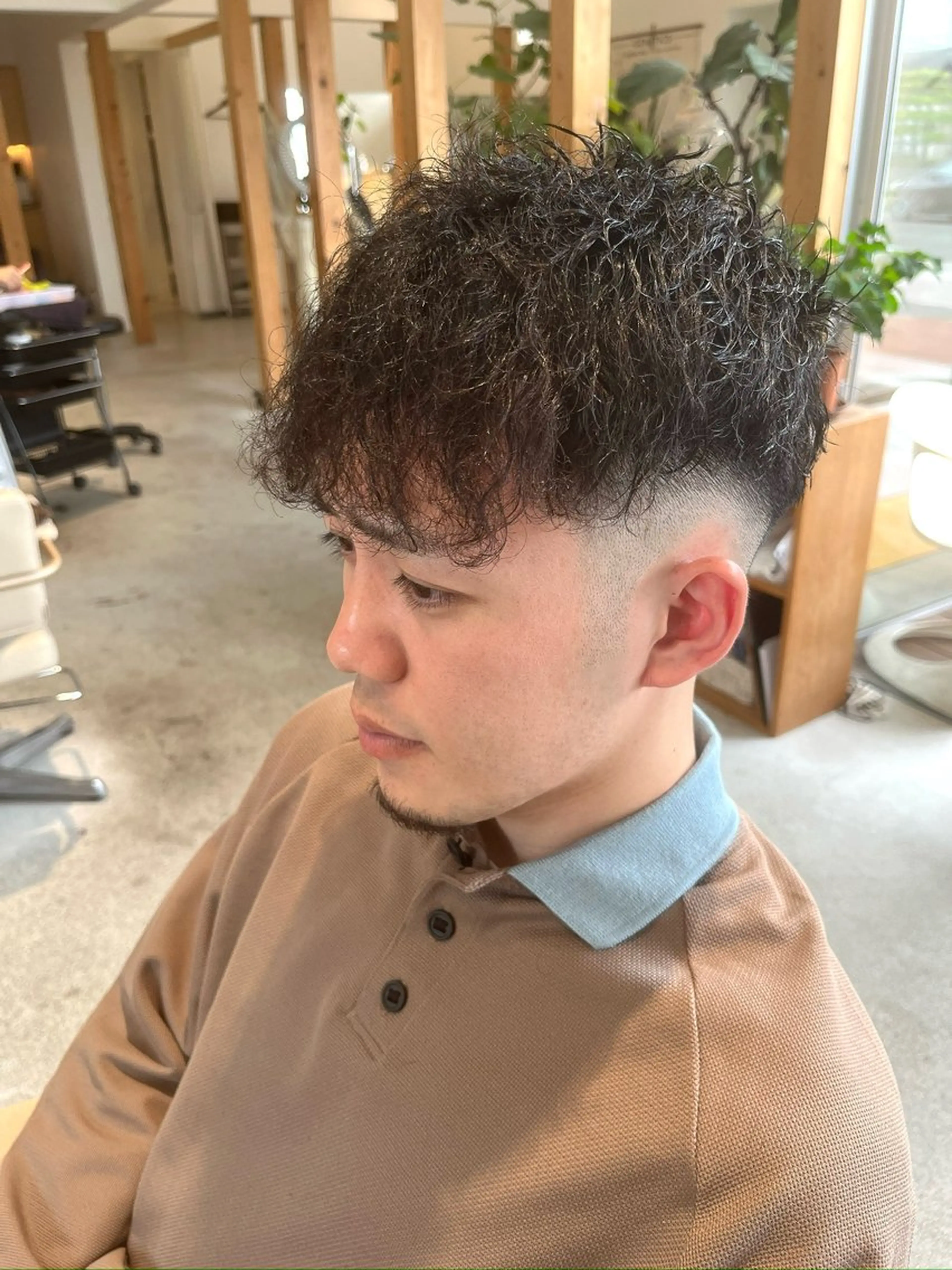 ショート パーマ メンズ フェードカット メンズパーマ ツイストスパイラルパーマ スパイラルパーマ 服部 雄輝のヘアスタイル