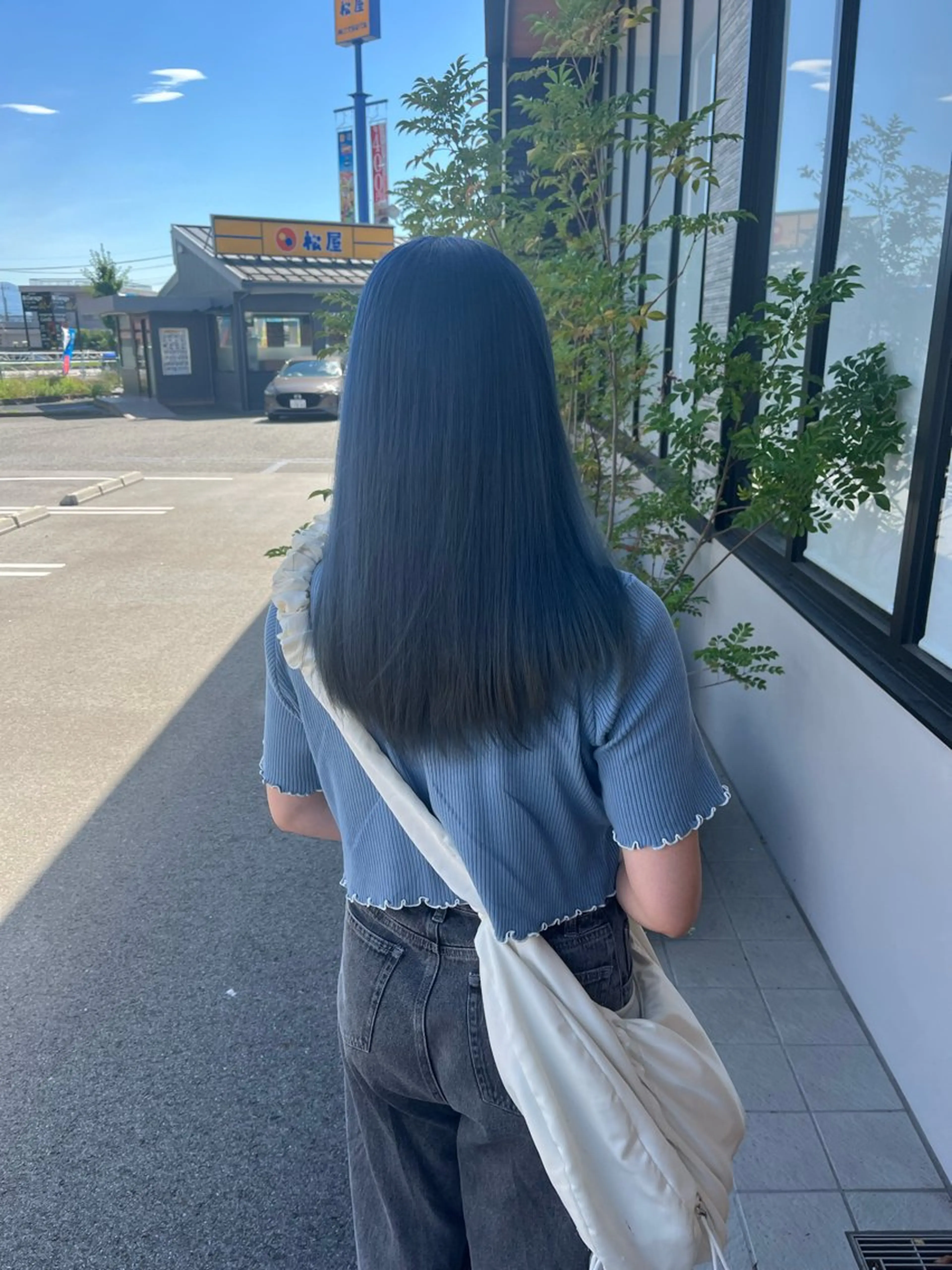 ロング カラー ブルーカラー 福島 果音のヘアスタイル