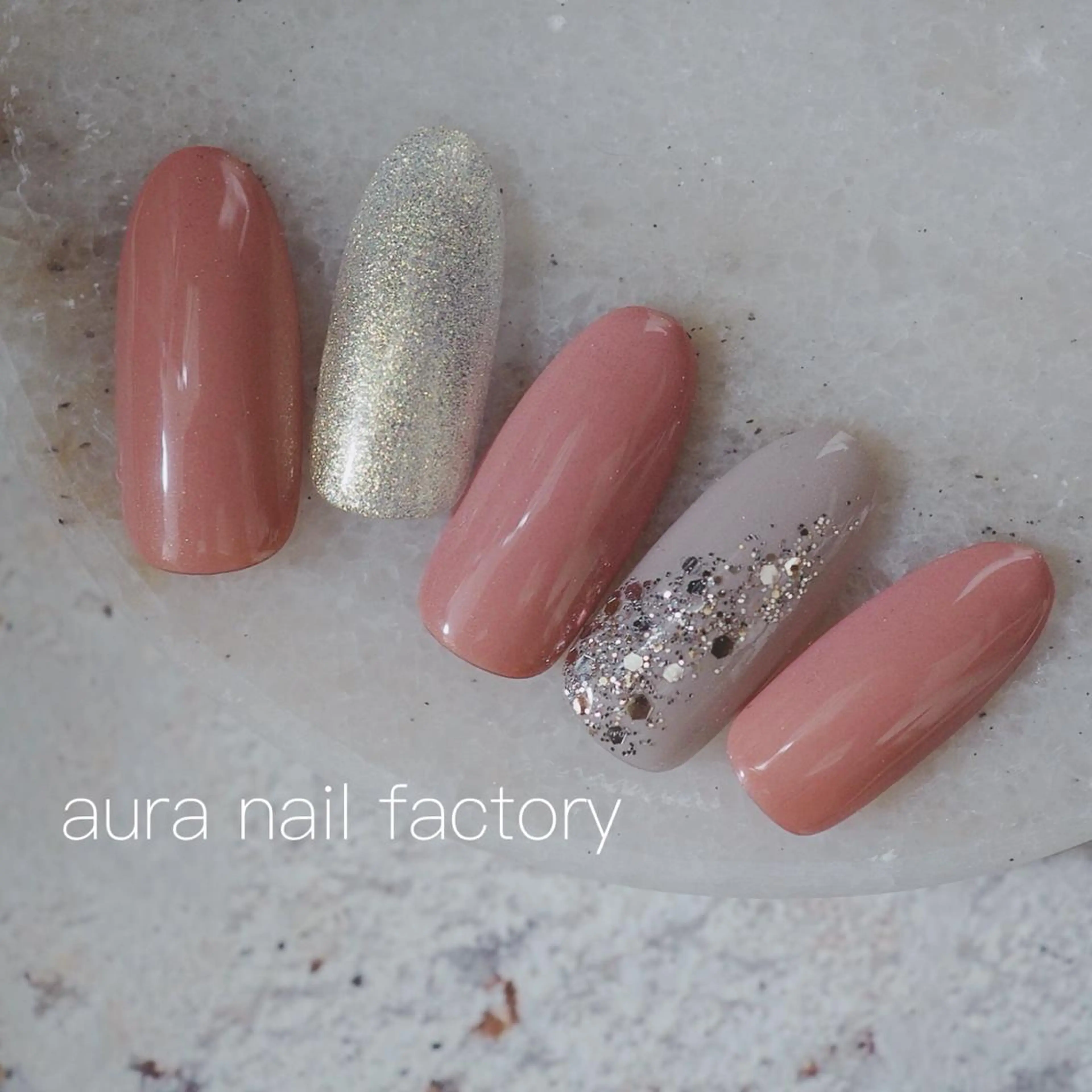 ショート カラー ネイル ニュアンスネイル オフィスネイル 赤色 シンプルネイル 赤羽 aura 深爪を断らない✨のネイルデザイン