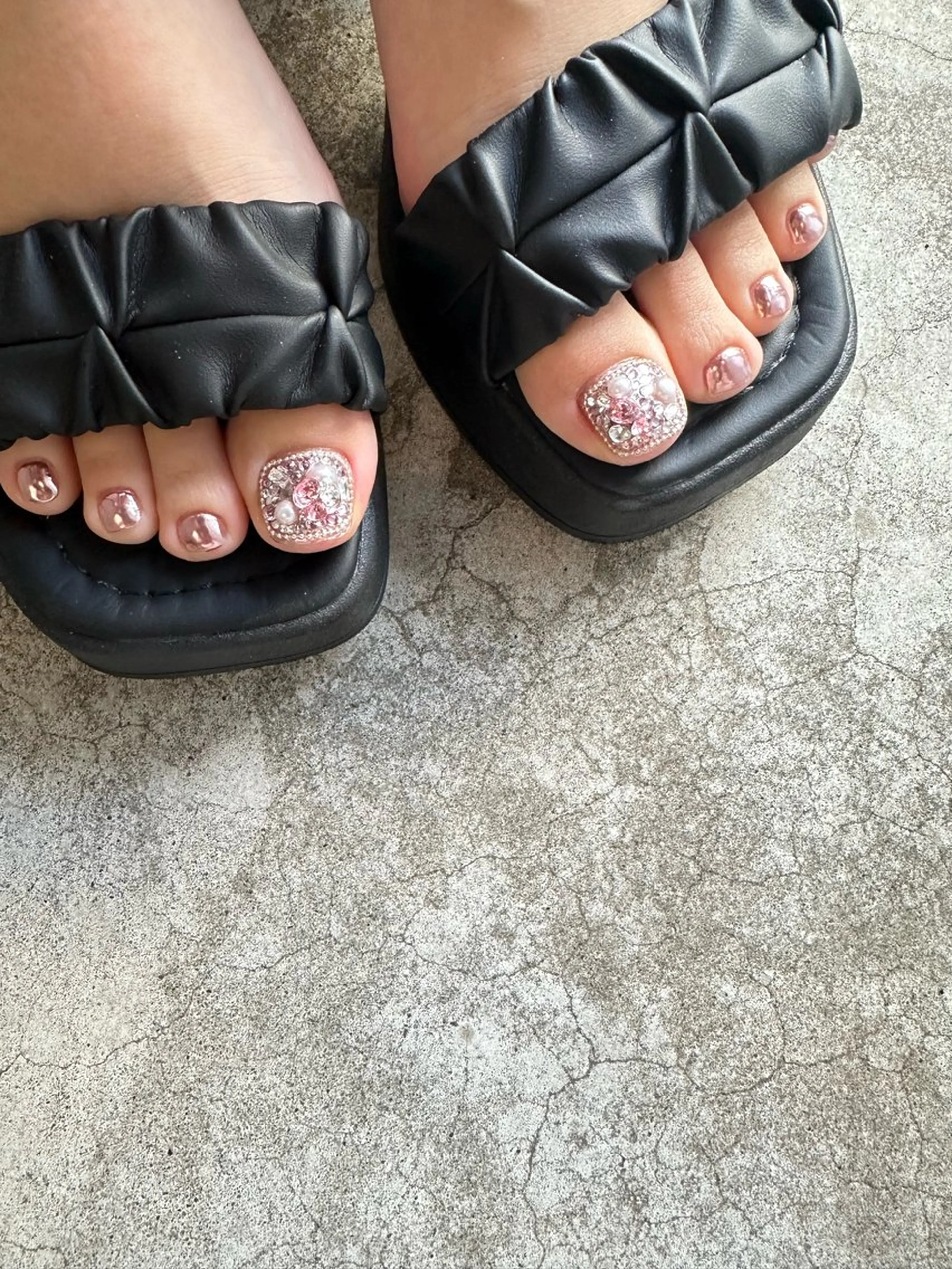 ネイル フットネイル キラキラネイル ミラーネイル ピンク ストーンネイル フットネイル en nail MEGUMIのネイルデザイン