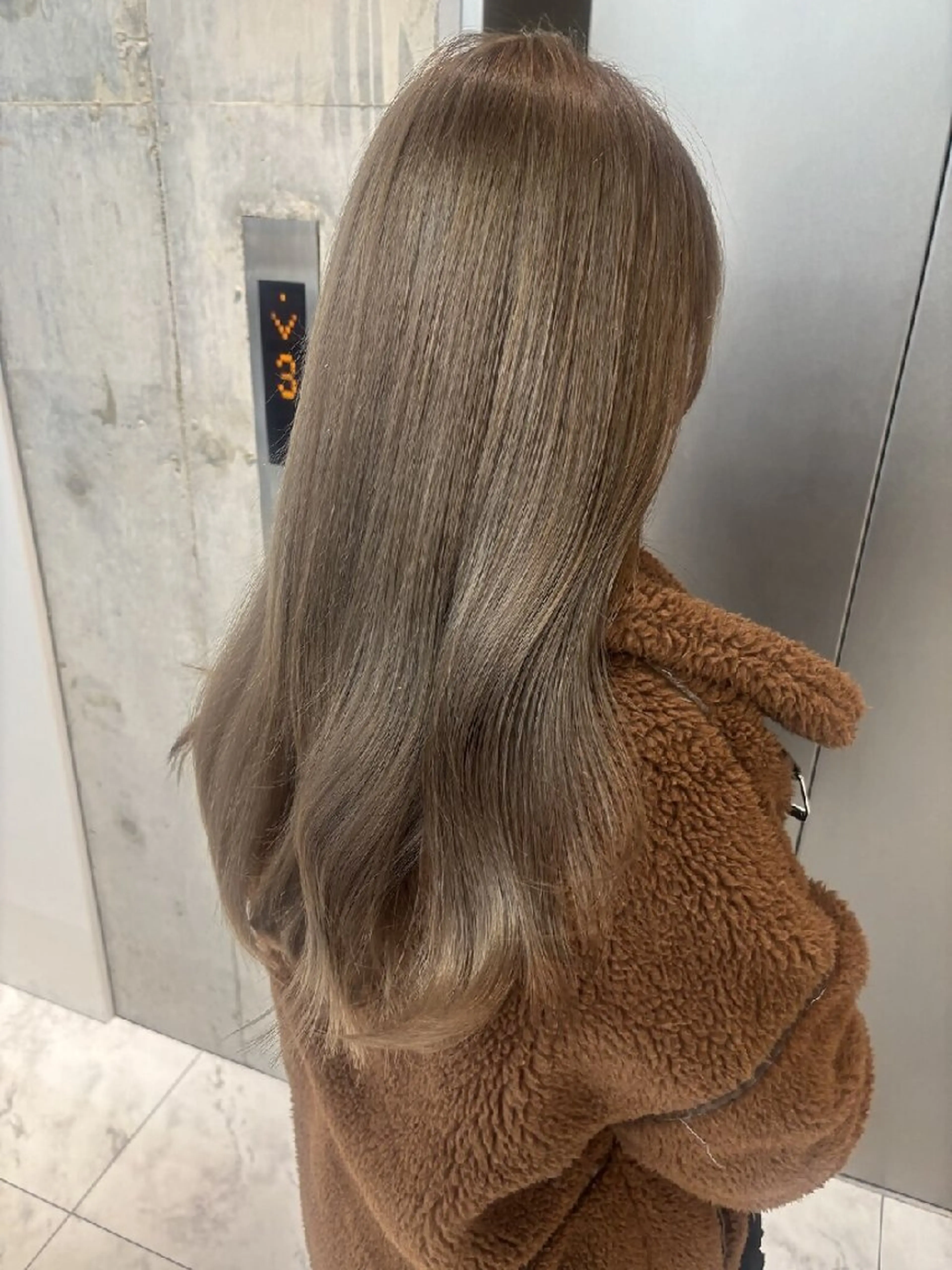 カラー セミロング カット ヘアカラー トリートメント Lond Roleのヘアスタイル