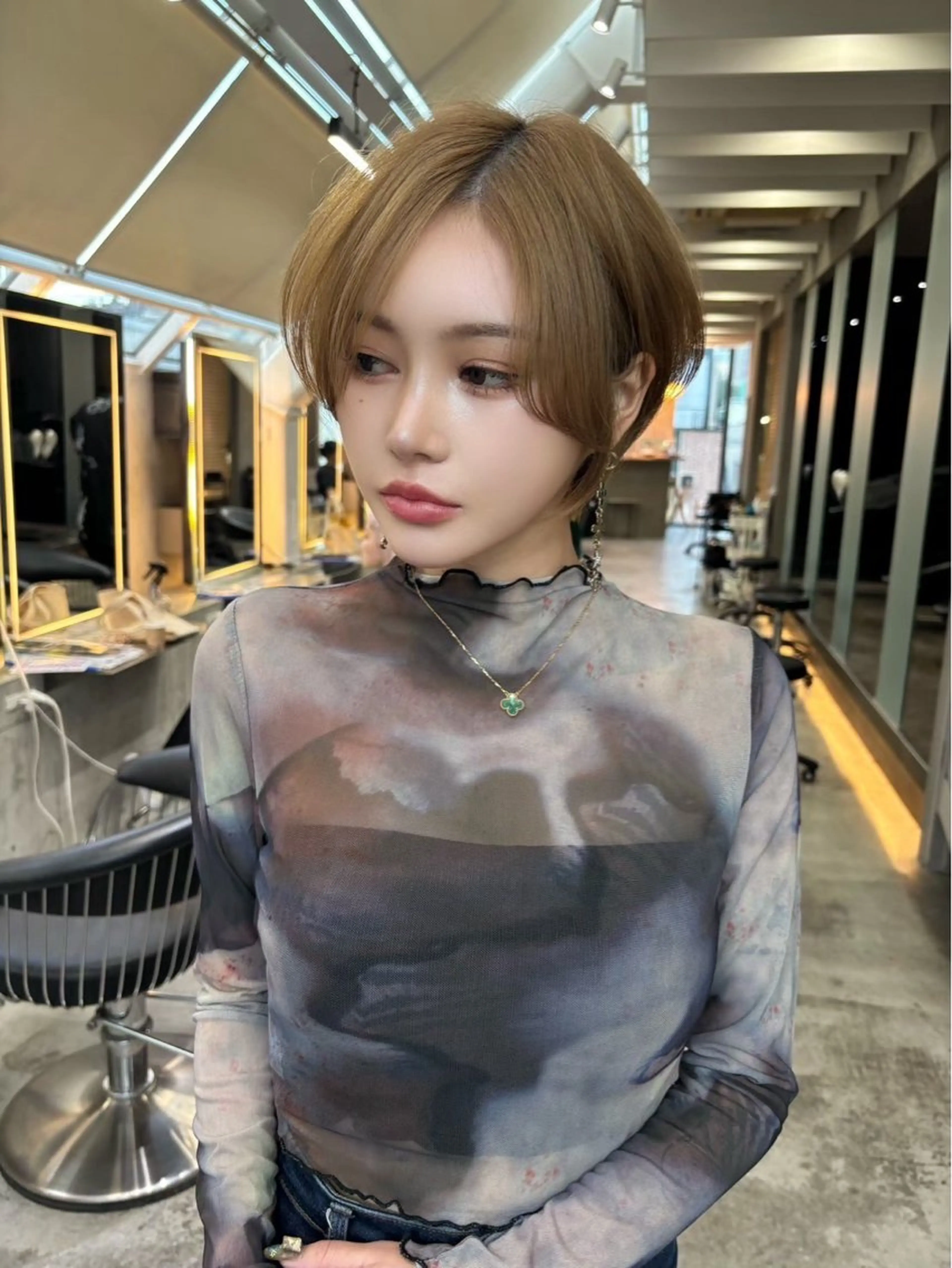 ショート カラー ヘアアレンジ karin ボブハイトーンのヘアスタイル