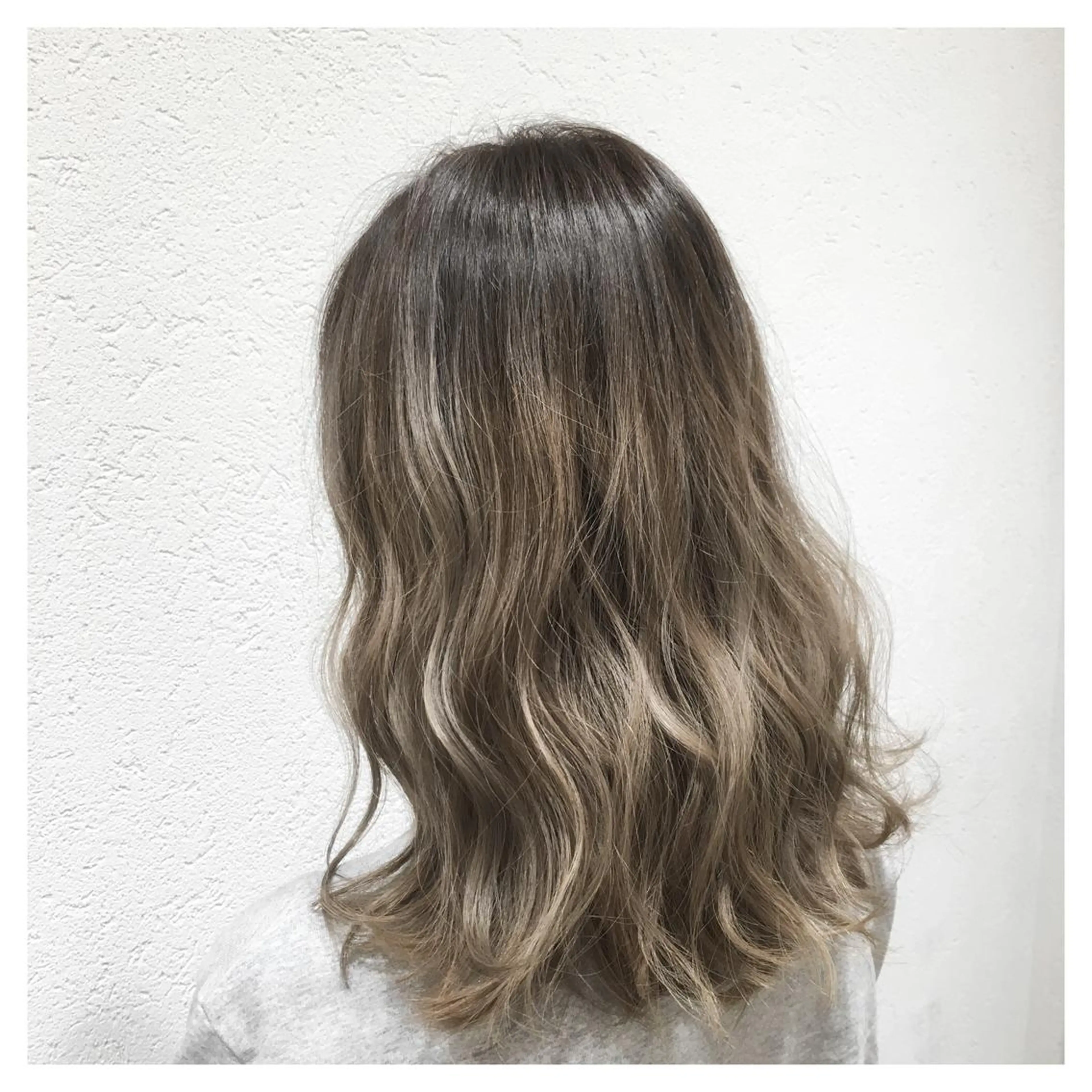 ミディアム カラー グラデーションカラー biscohair 髪にドラマを。のヘアスタイル