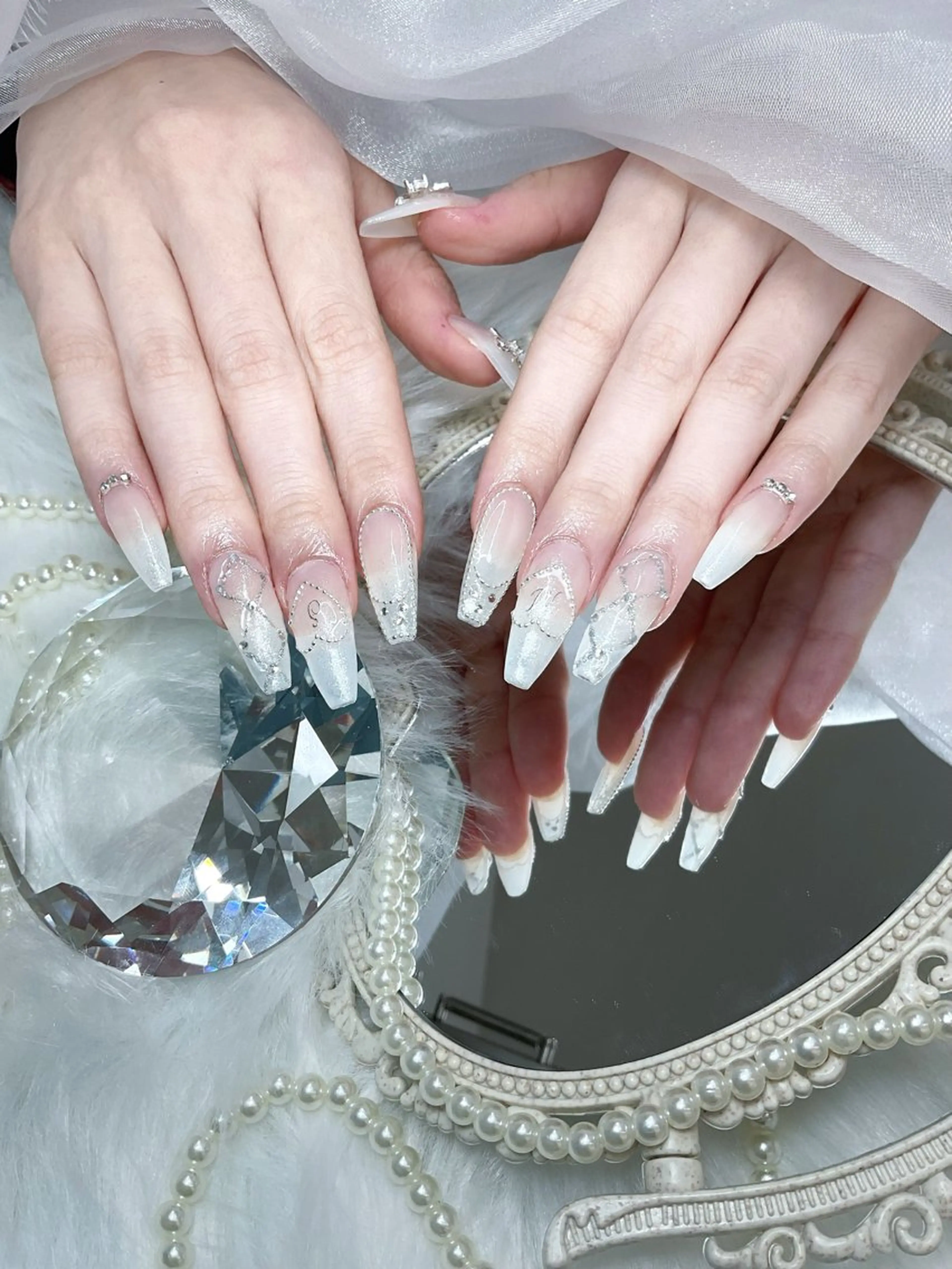 ネイル キラキラネイル 韓国ネイル ロングネイル ワンホンネイル ハンドネイル Josie nail salonのネイルデザイン