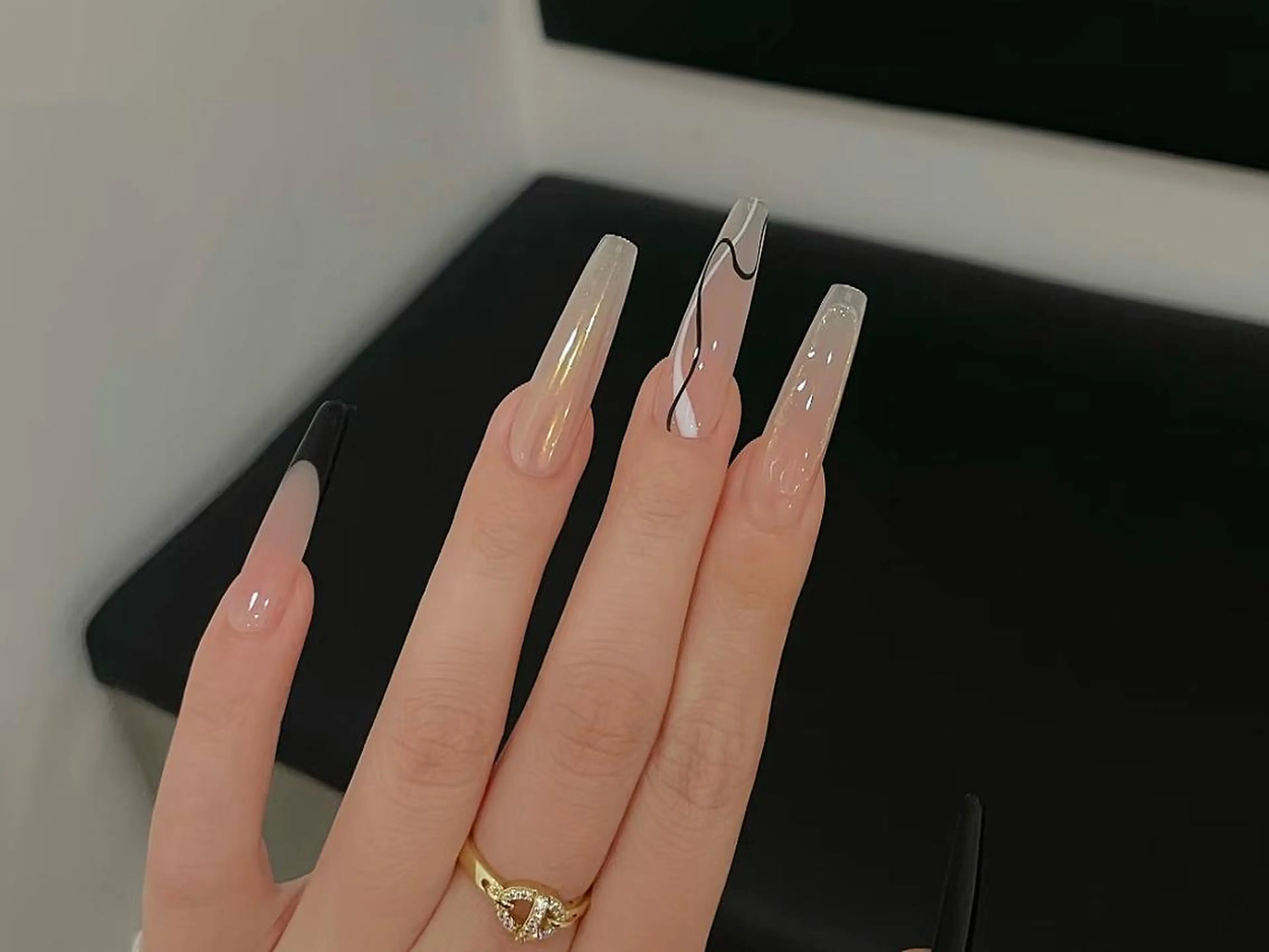 ネイル フレンチネイル ガーリー ホログラムネイル キラキラネイル ロングネイル ハンドネイル ハンドケア Queening 🦋のネイルデザイン