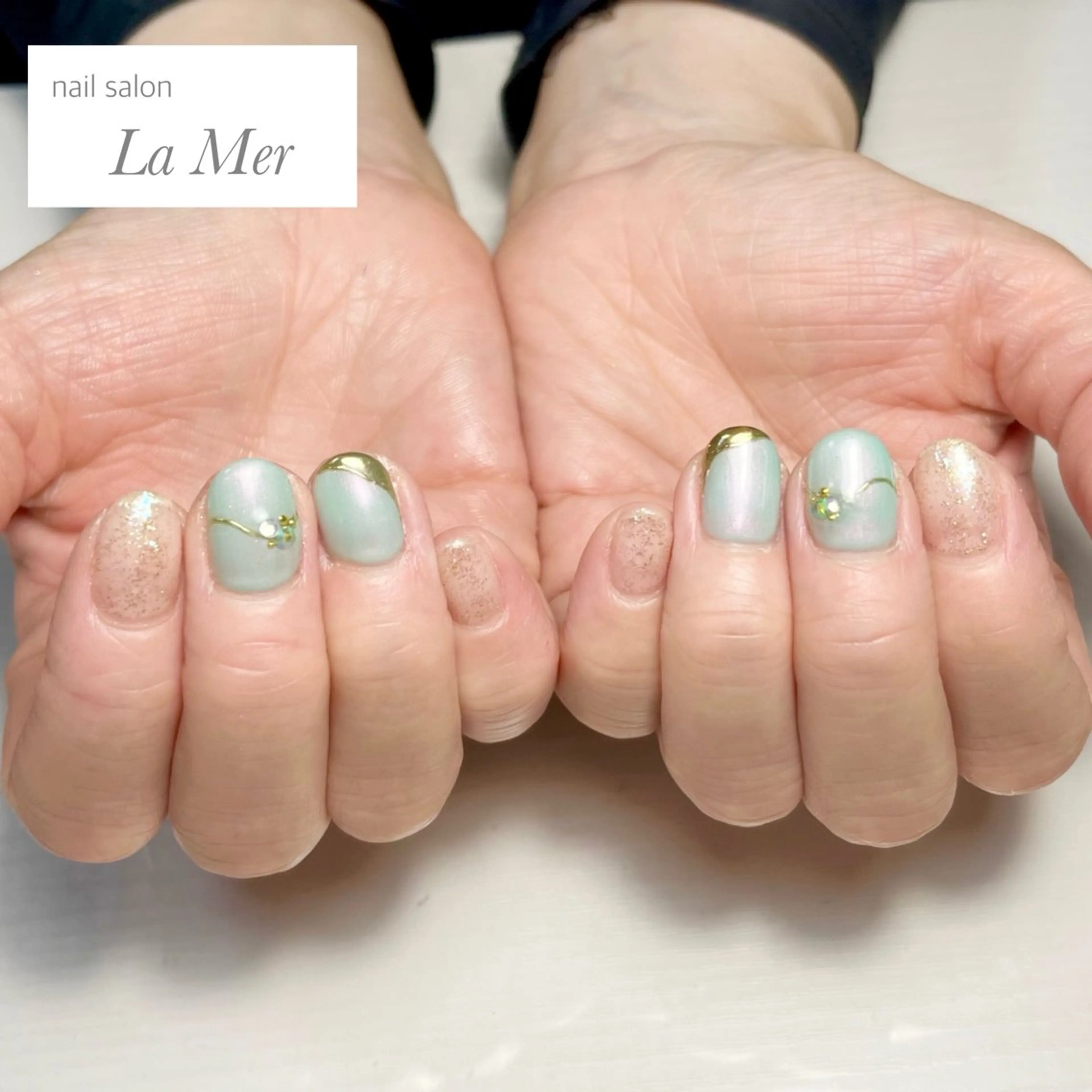 ネイル オーロラネイル ブルー カジュアル ゴールド グリーン ハンドネイル nailsalon La Merのネイルデザイン