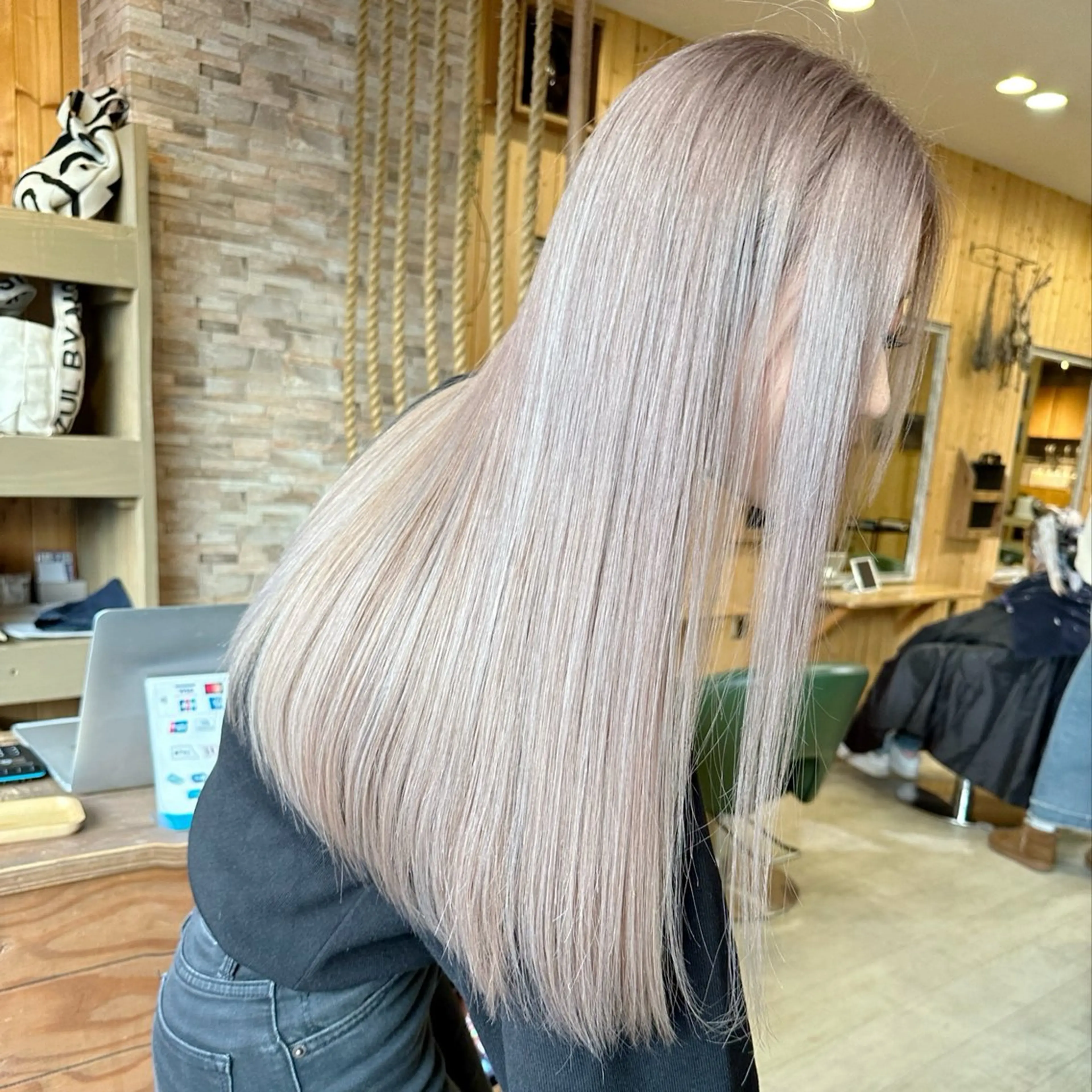 ロング 韓国レイヤー外国人風 透明感カラー髪質改善のヘアスタイル