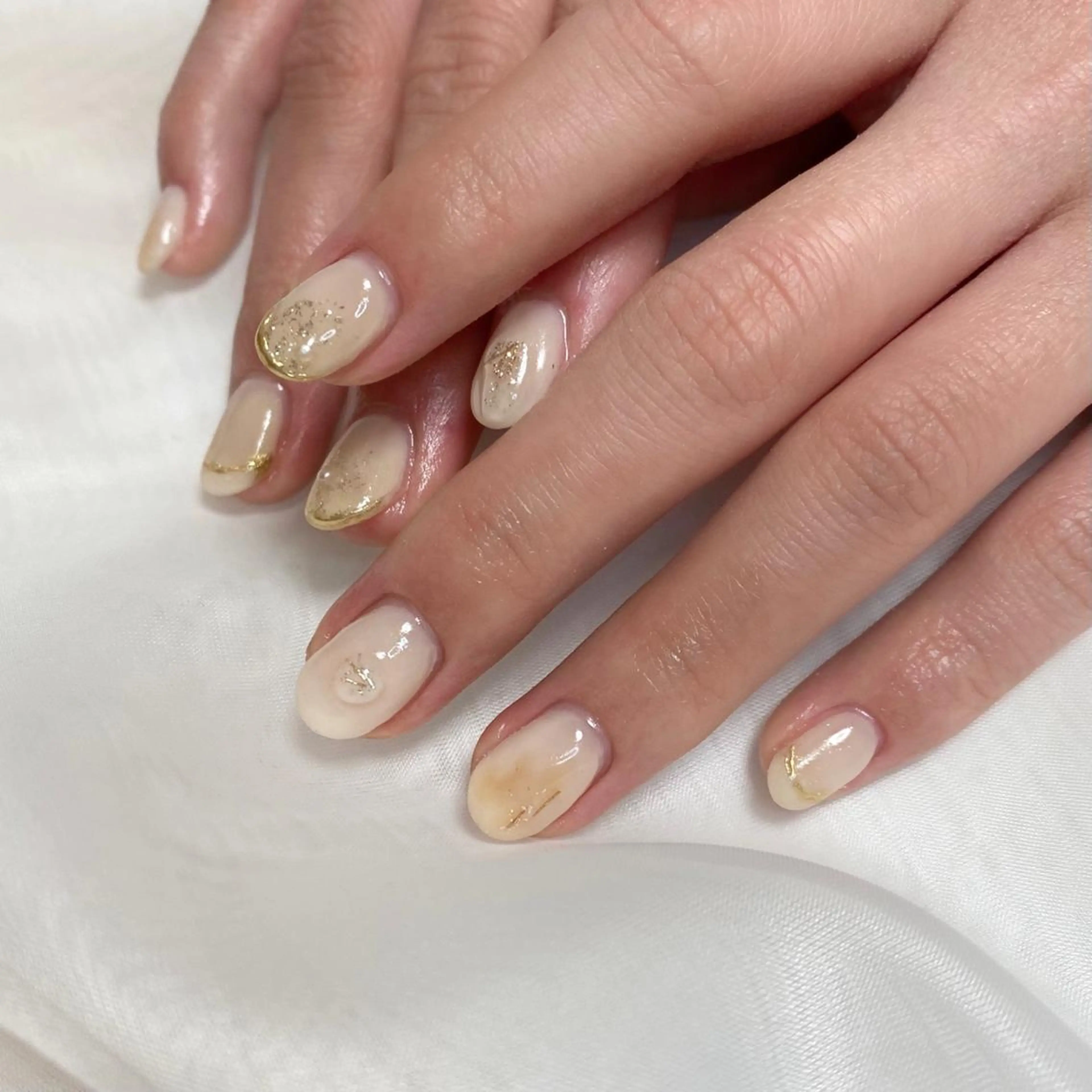 ネイル ゴールド ニュアンスネイル シンプルネイル h.ours _のネイルデザイン