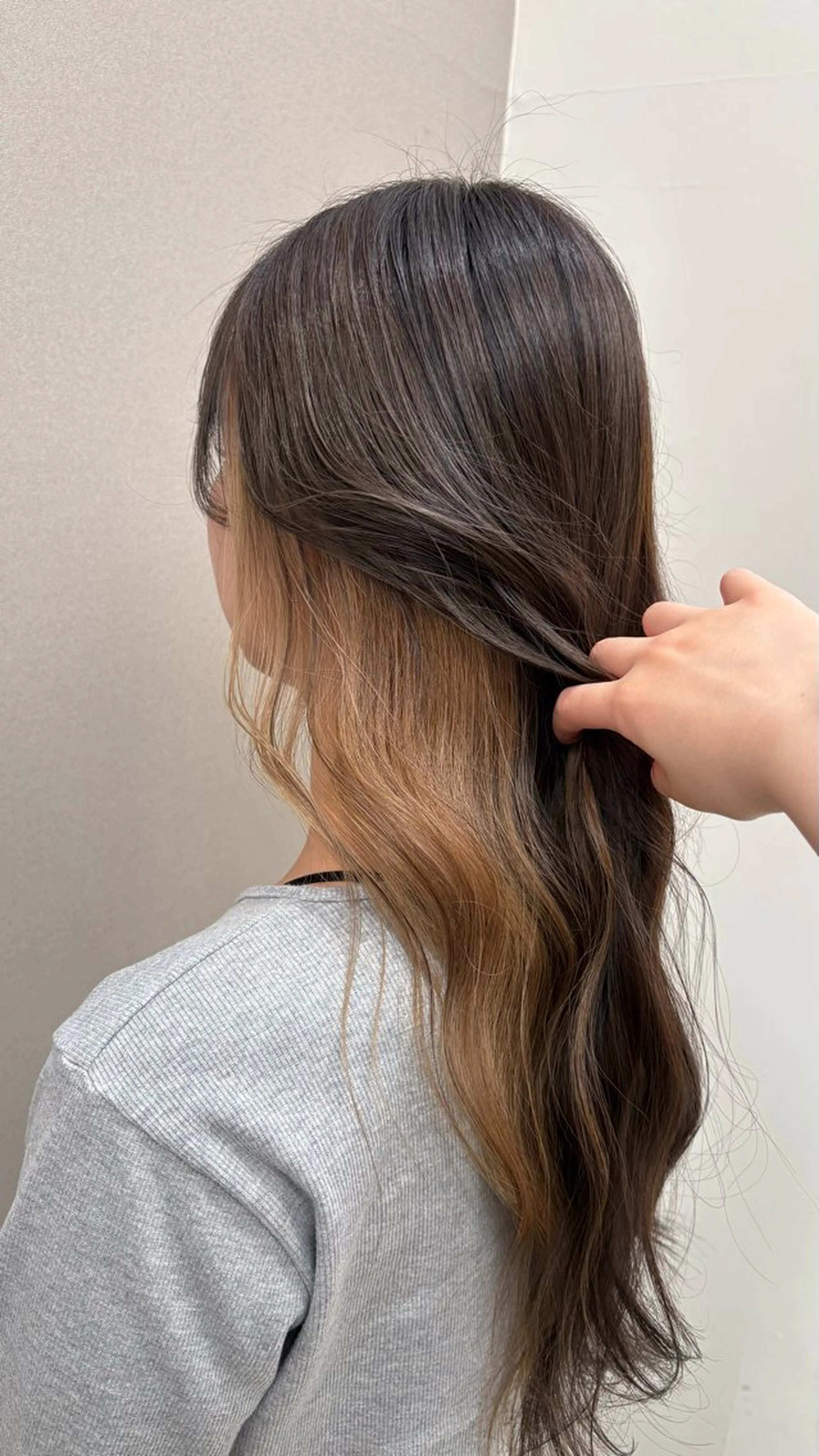ロング カラー ヘアカラー 中島 万凜のヘアスタイル