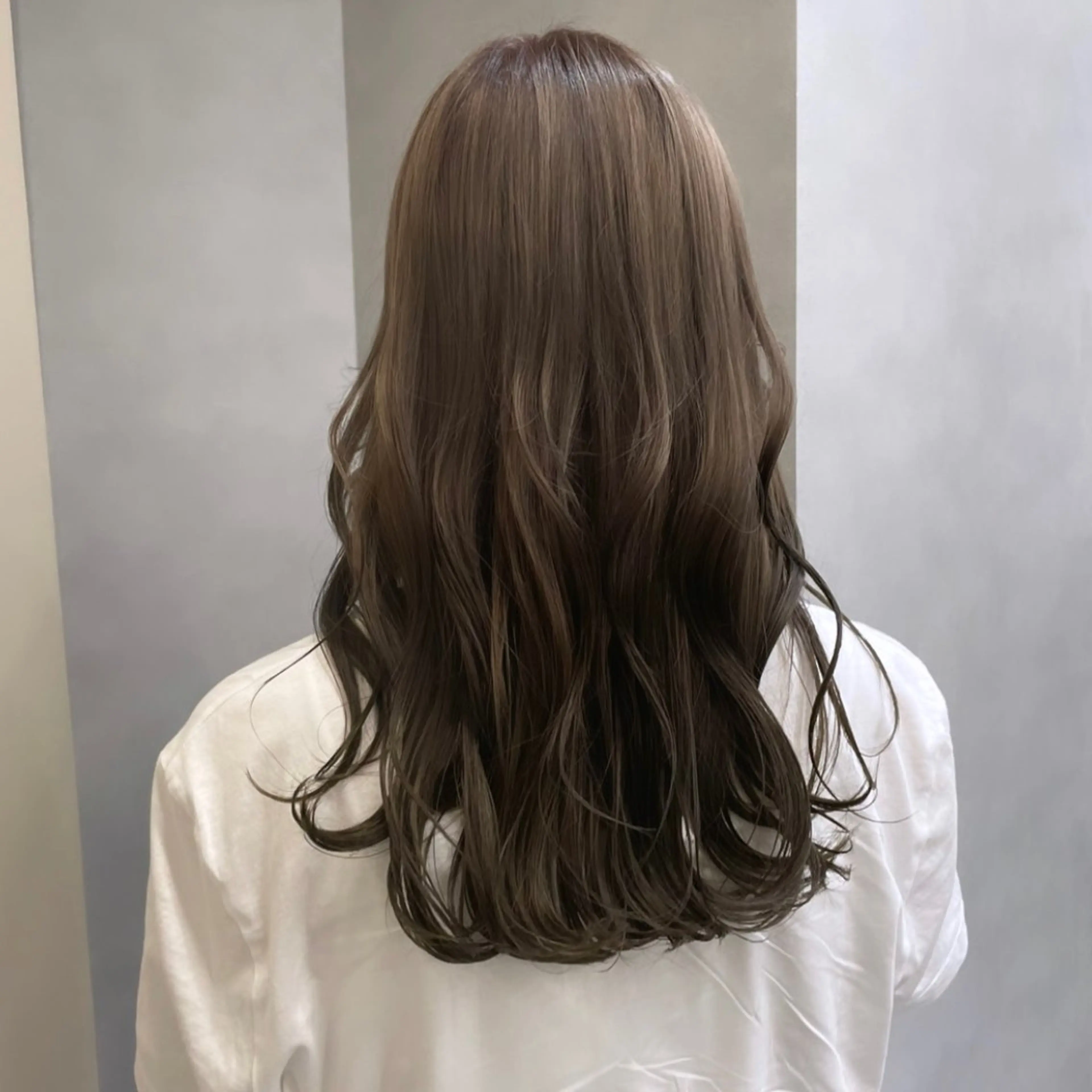 ロング カラー ブリーチ グレージュ ヘアカラー Rui/透明感カラー 暖色/レイヤーカットのヘアスタイル