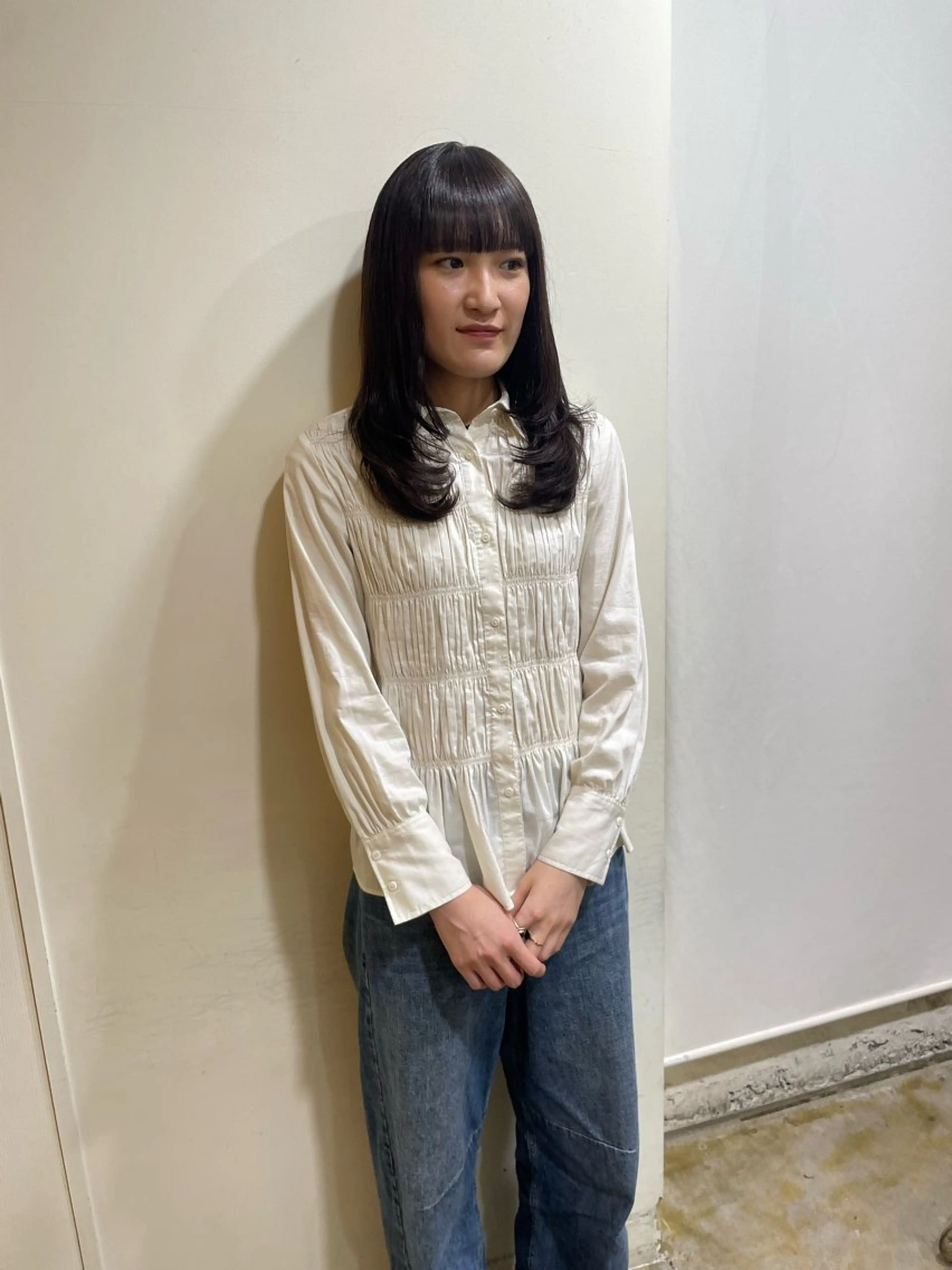 セミロング カラー ダークグレー ダークグレージュ グレージュ レイヤーカット カット ヘアカラー トリートメント MIOベージュカラー 柔らかいカラーのヘアスタイル
