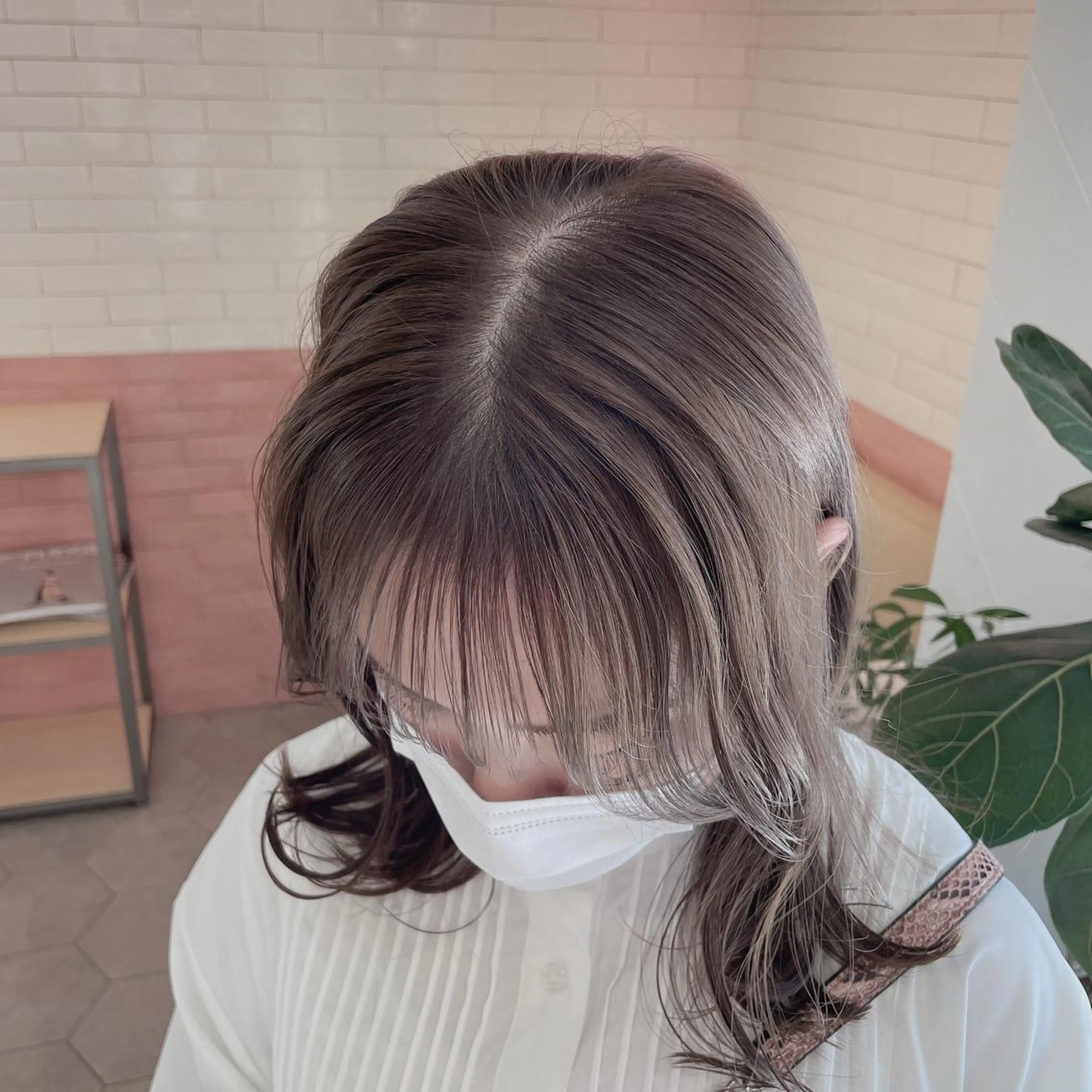 セミロング カラー レイヤーカット 透明感カラーのヘアスタイル