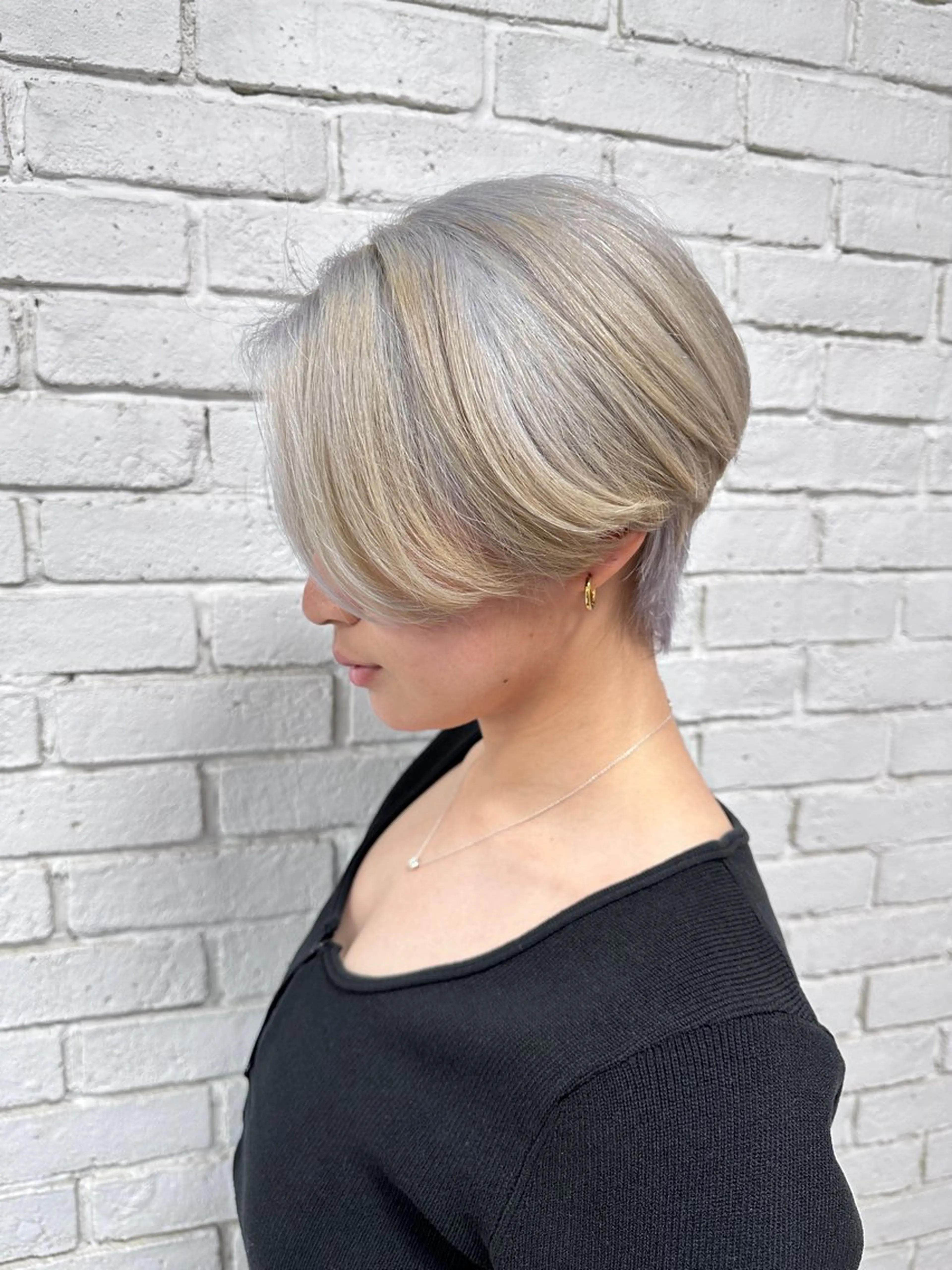 ショート カラー ベージュカラー デザインカラー シルバー レイヤーブリーチ特化 ホワイト専門/岸のヘアスタイル