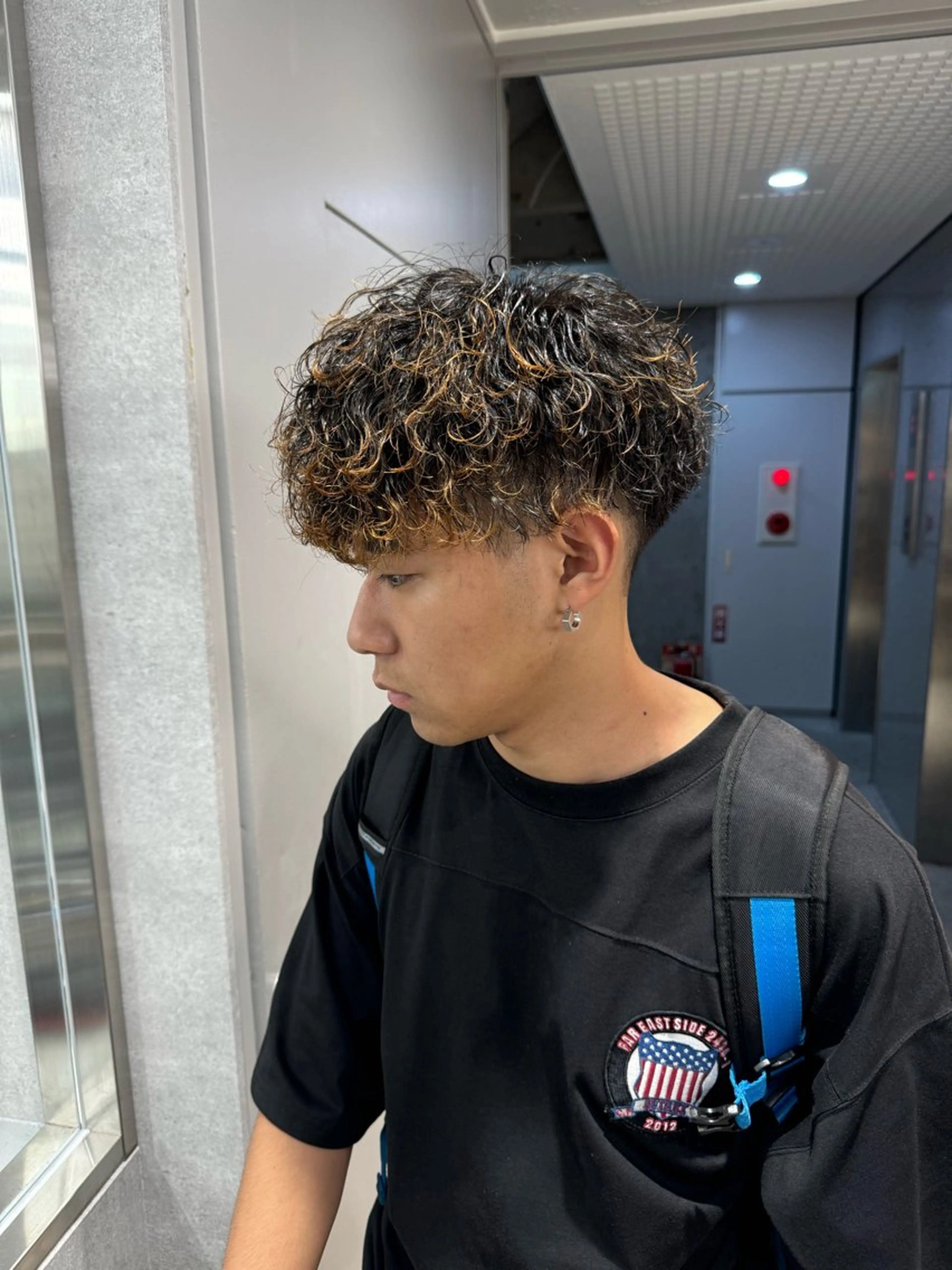 ショート カラー パーマ ヘアアレンジ メンズ メンズブリーチ センターパート フェザーパーマ メンズハイライト メンズハイトーン カット パーマ トリートメント ヘッドスパ ヘアセット スパイキー/フェザー /波巻き/かいとのヘアスタイル