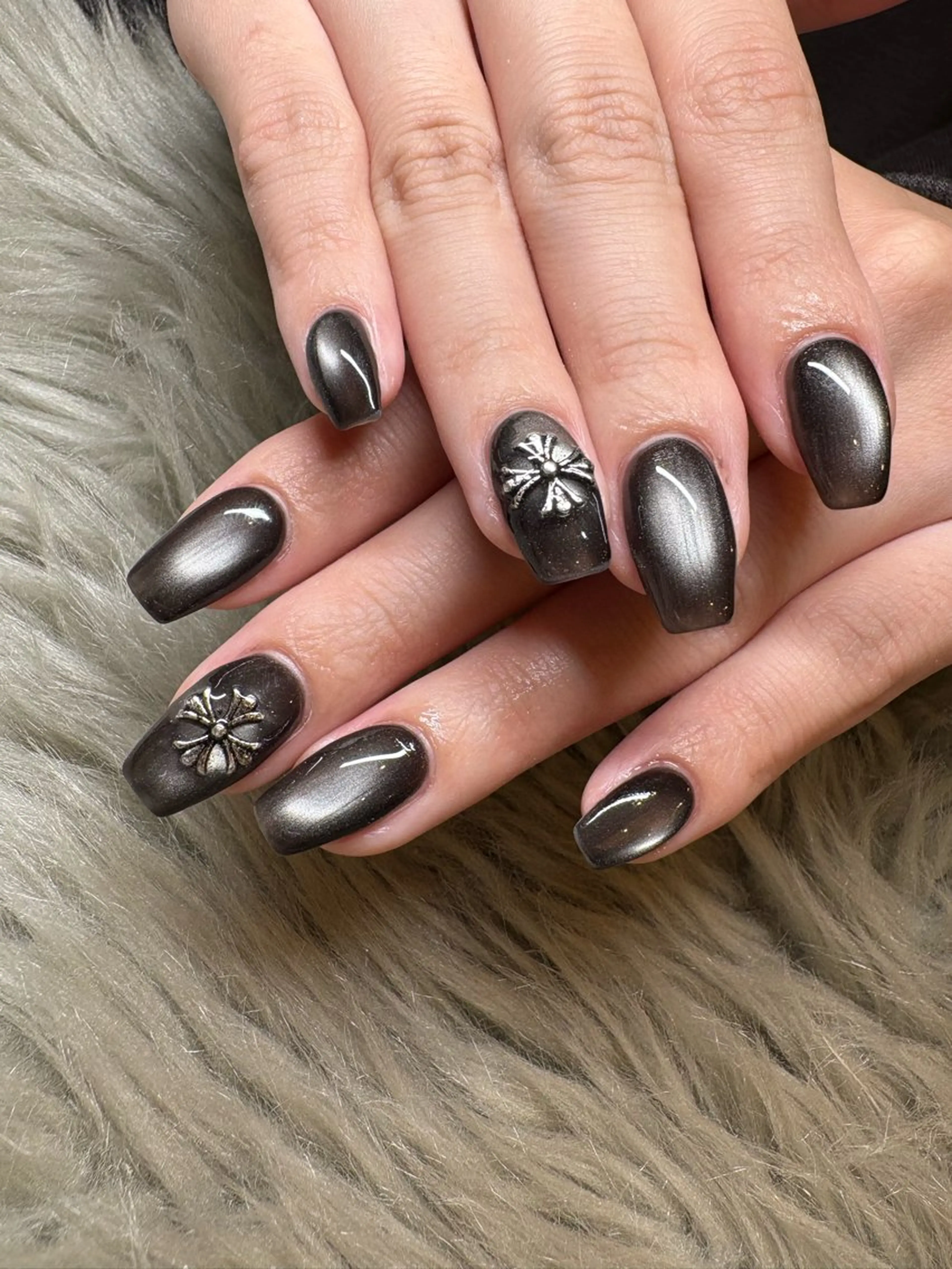 ショート Tiny Bliss 🐈‍⬛のネイルデザイン