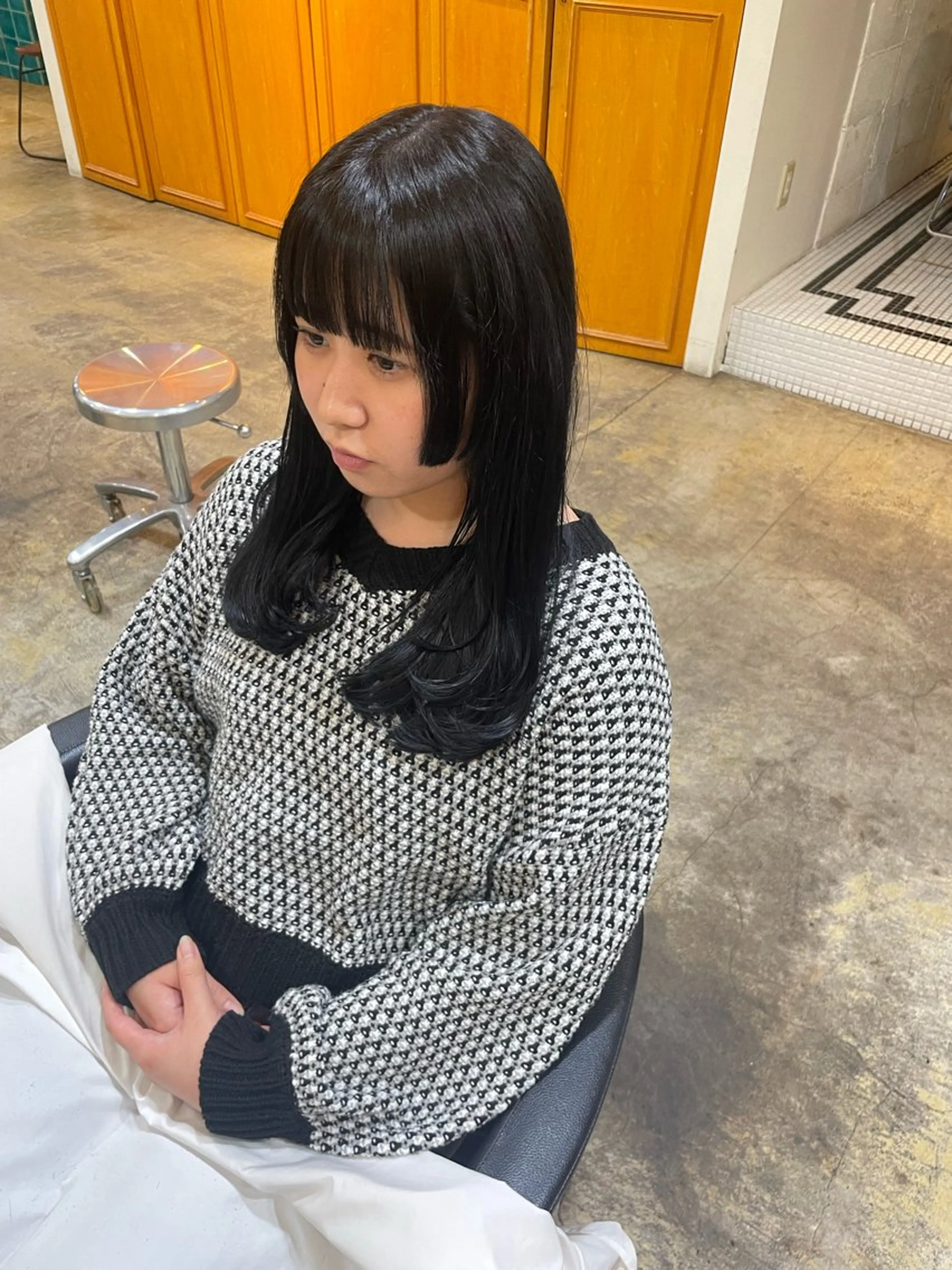 ミディアム カラー 黒髪 ブルーカラー ブルーブラック MIOベージュカラー 柔らかいカラーのヘアスタイル