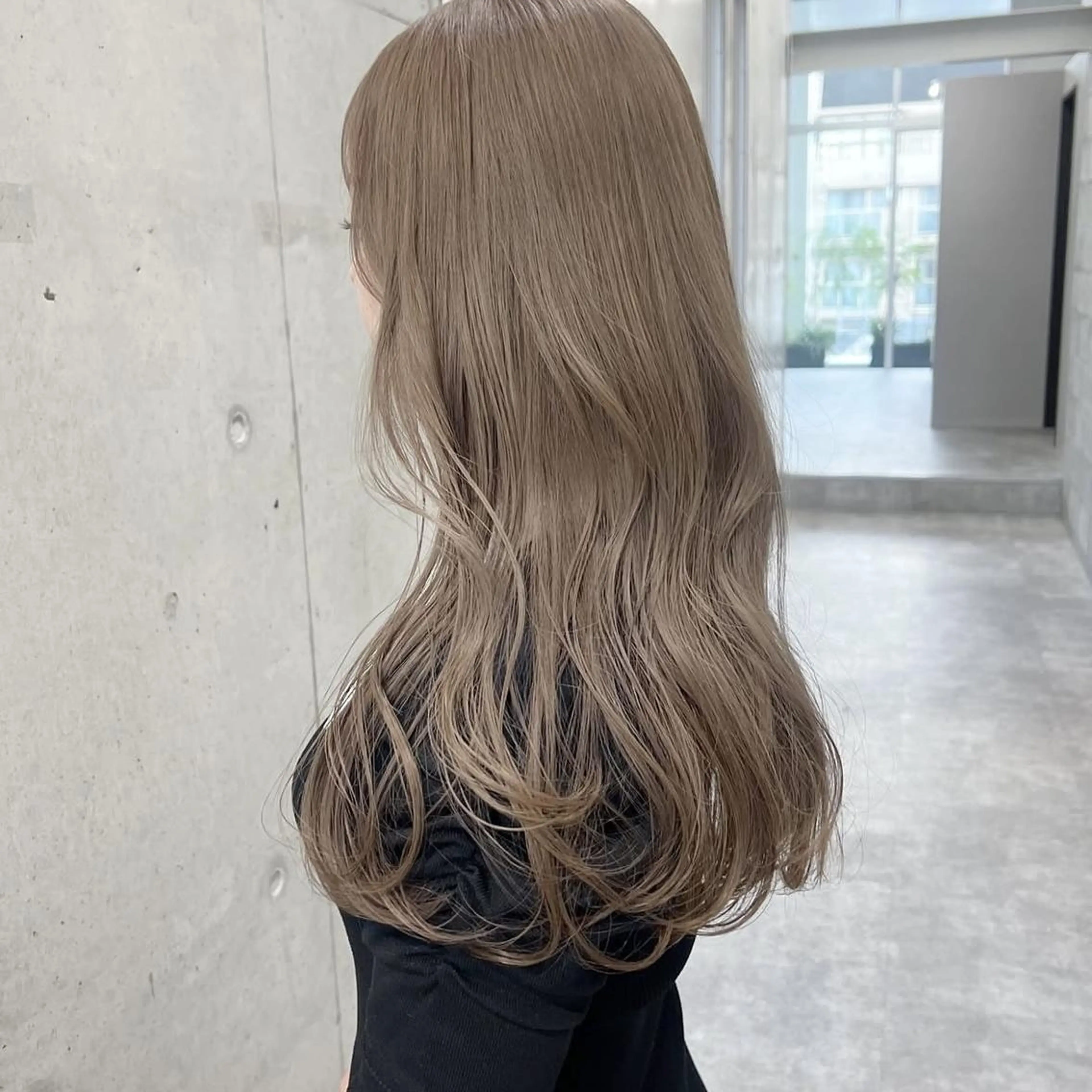 カラー セミロング ベージュカラー ブリーチ ケアブリーチ 透明感カラー ミルクティーベージュ ヘアカラー ♡韓国ヘア♡ ブリーチ✨ハイトーンのヘアスタイル