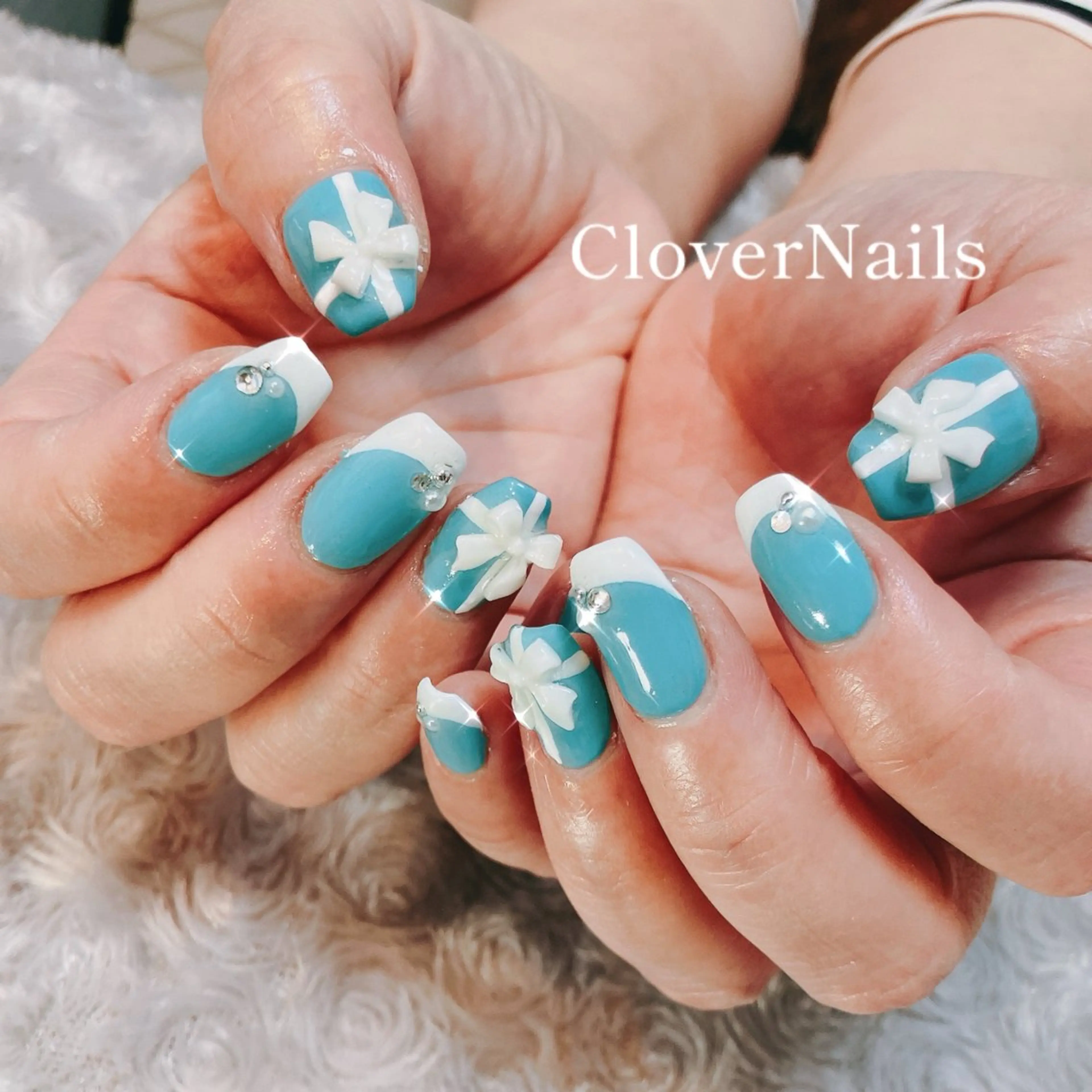 ネイル ブルー ジェルネイル 持ち込み リボン ホワイト ハンドネイル 自宅ネイルサロン クロバーネイルのネイルデザイン