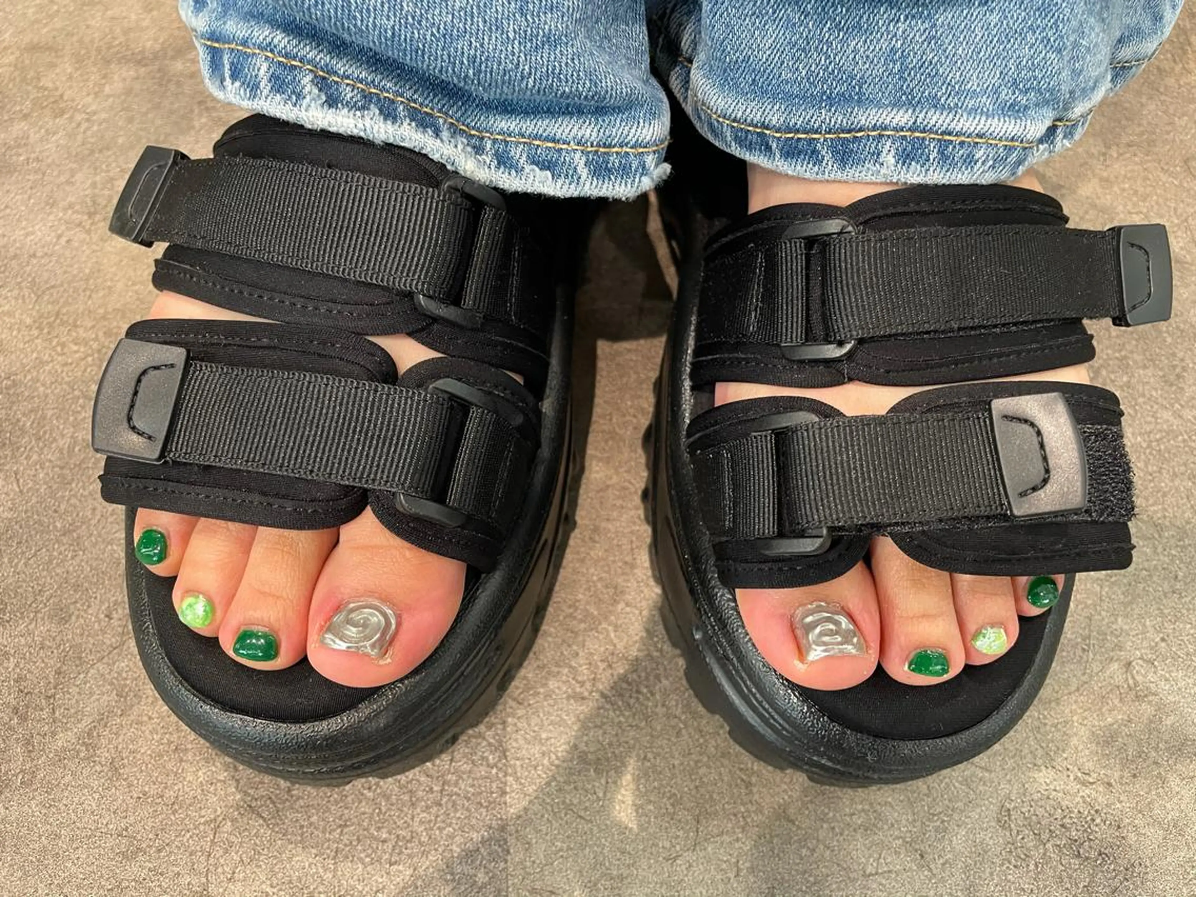 ネイル アートネイル フットネイル グリーン フットネイル ナチュラル透明感🌱 小山美樹子のヘアスタイル