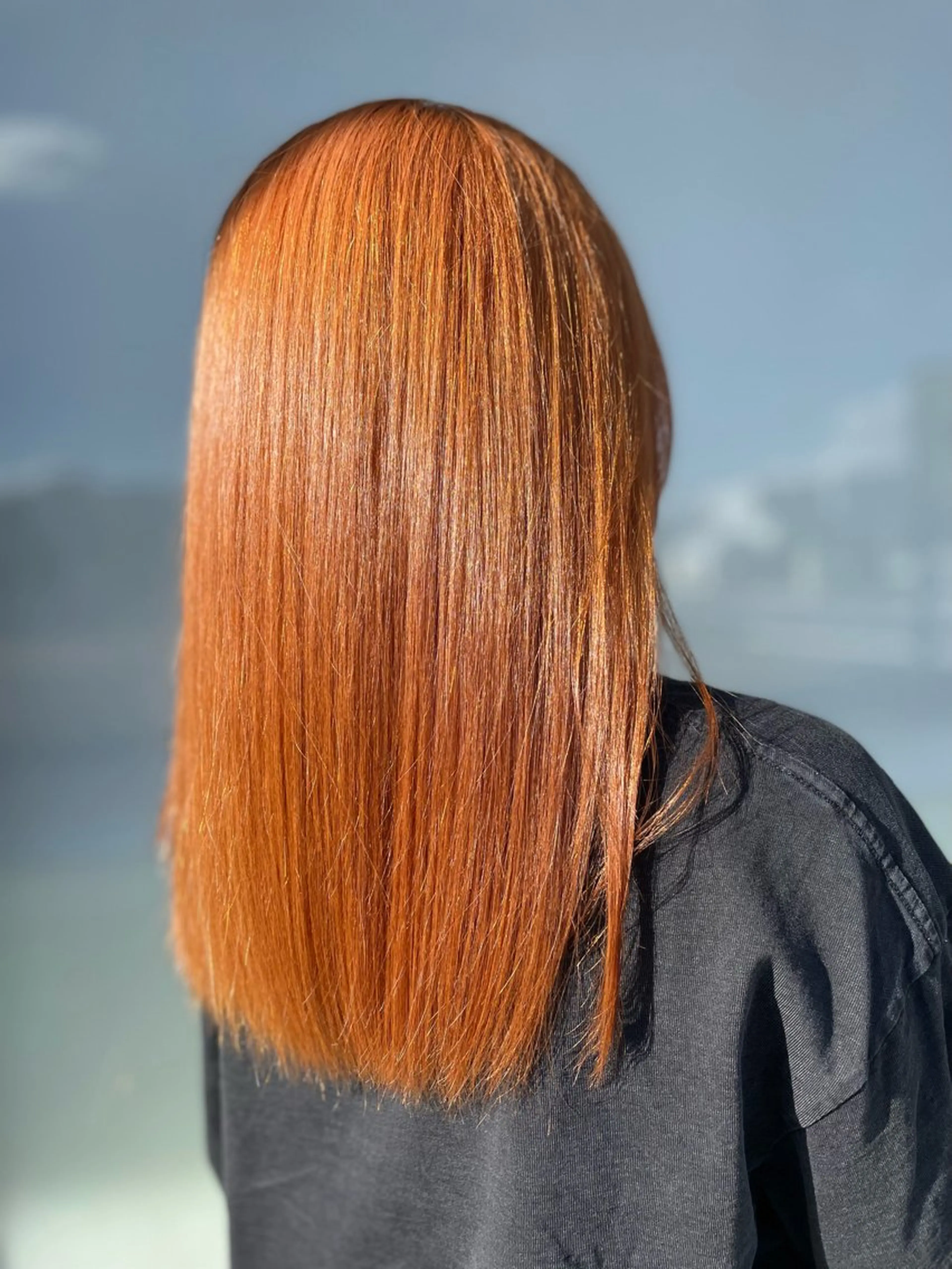 セミロング カラー ブリーチ オレンジ ヘアカラー 嶌田 沙紀のヘアスタイル