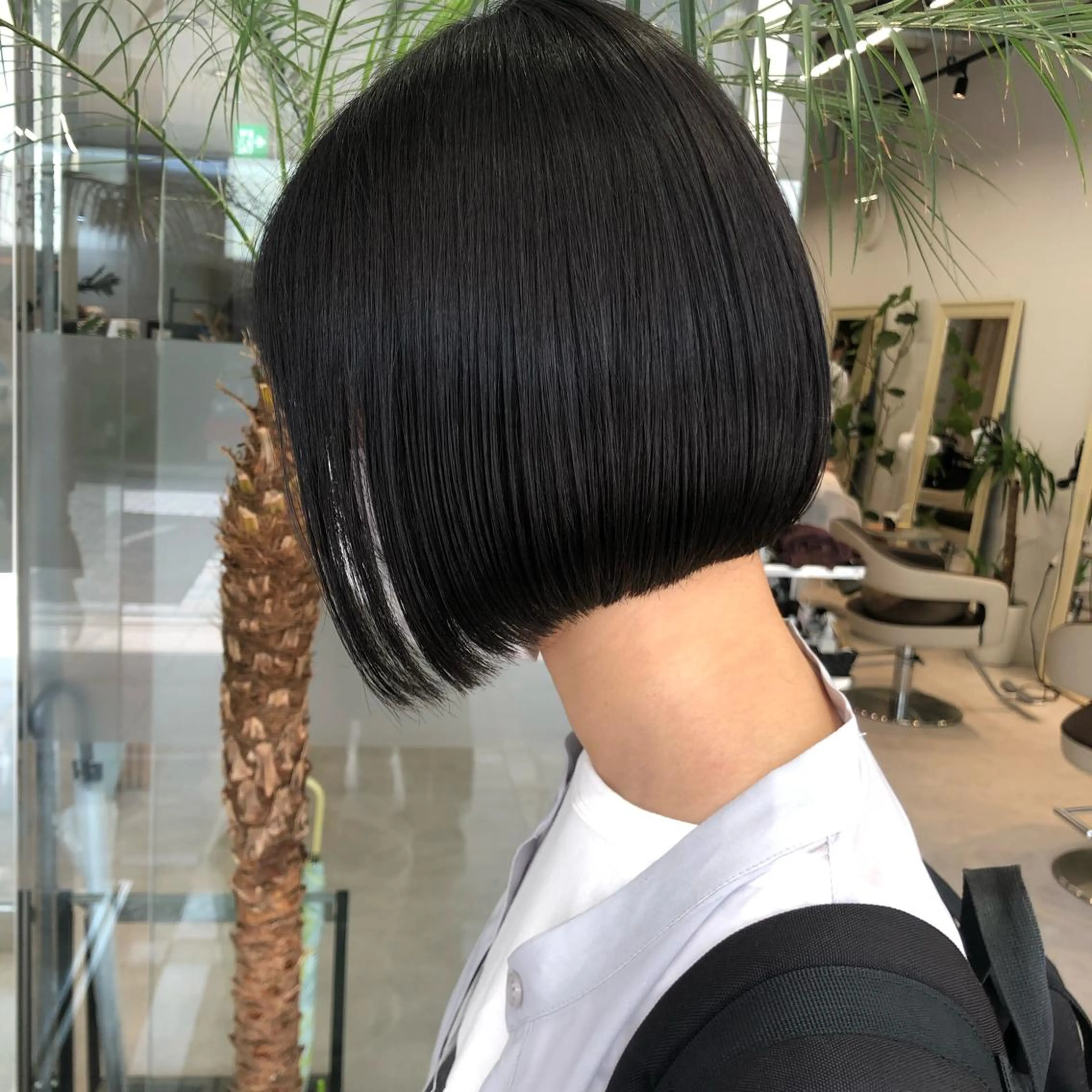 ショート レイヤー/顔まわり カット/地毛風カラーのヘアスタイル