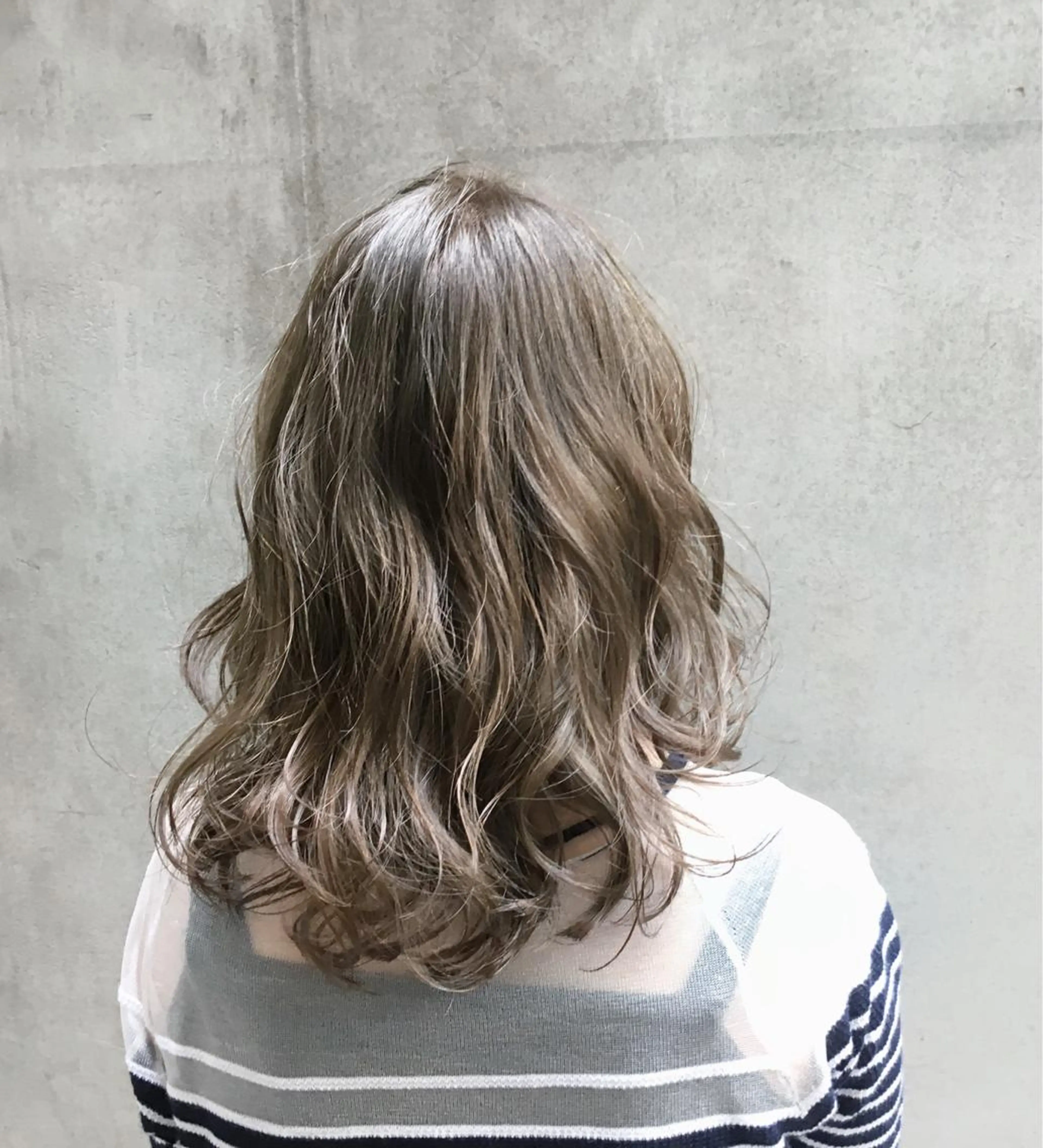 セミロング カラー 透明感カラー グレージュ 沖 宜志のヘアスタイル