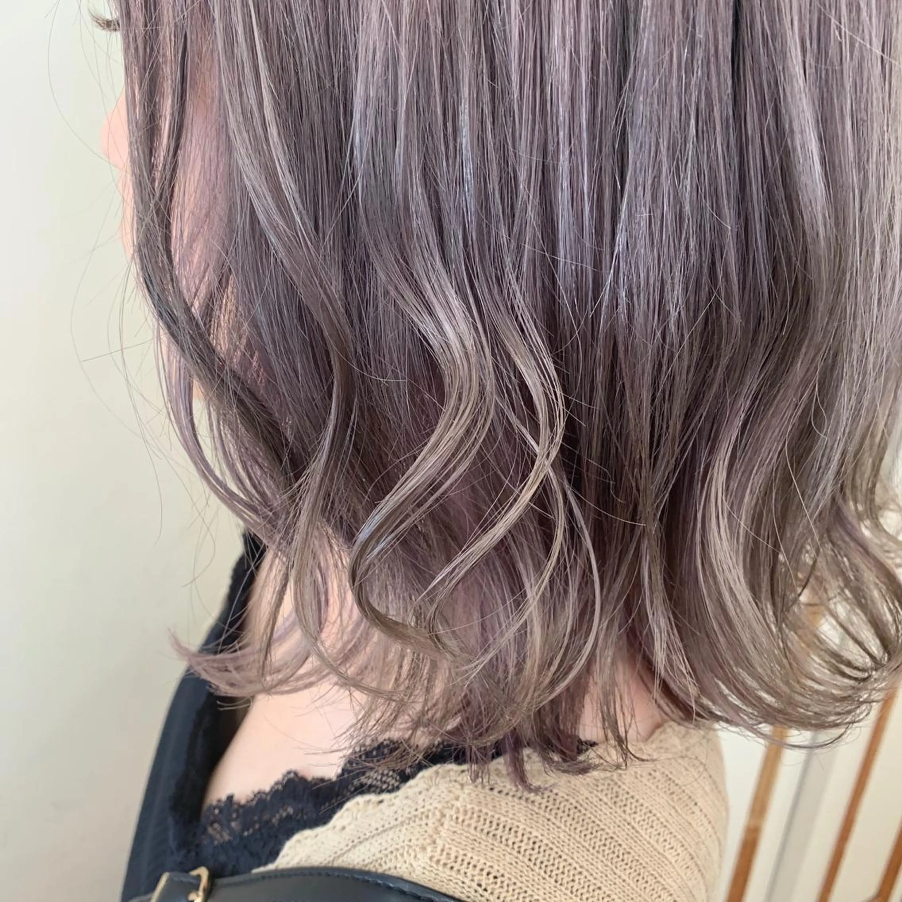 ミディアム カラー ぱつっとボブ/ 小野あかねのヘアスタイル