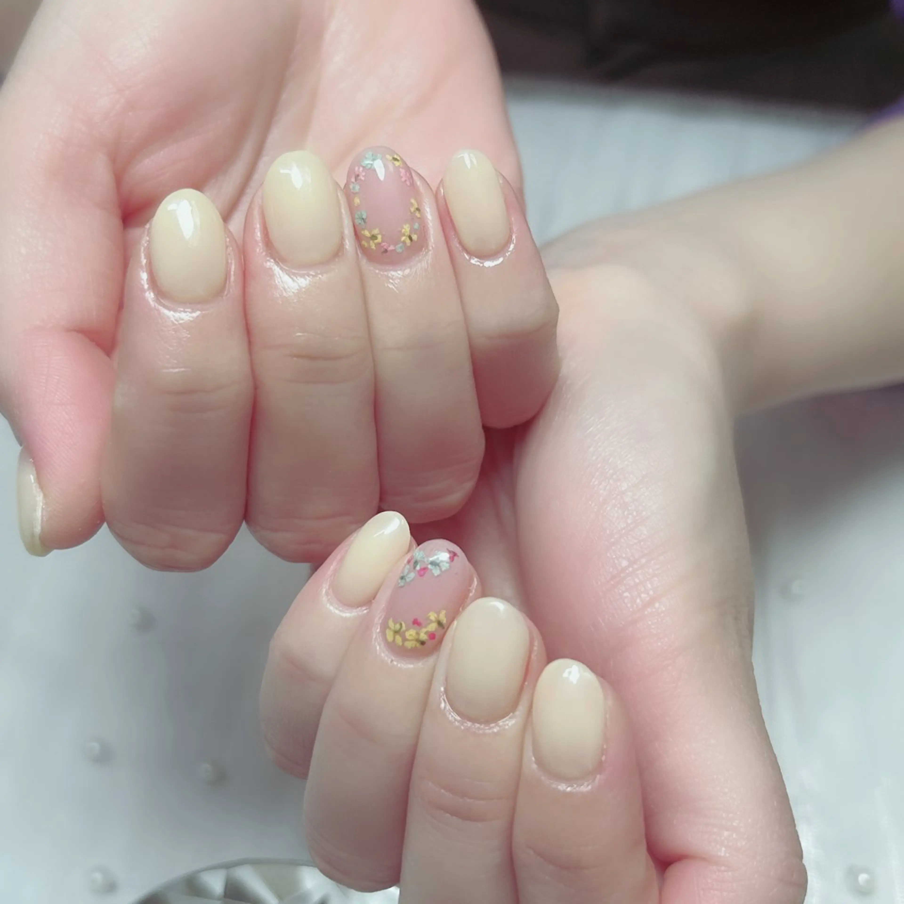 ネイル オーロラネイル フラワーネイル フレンチネイル キラキラネイル ラメ(グリッター) ハンドネイル Cute Tips nailのネイルデザイン