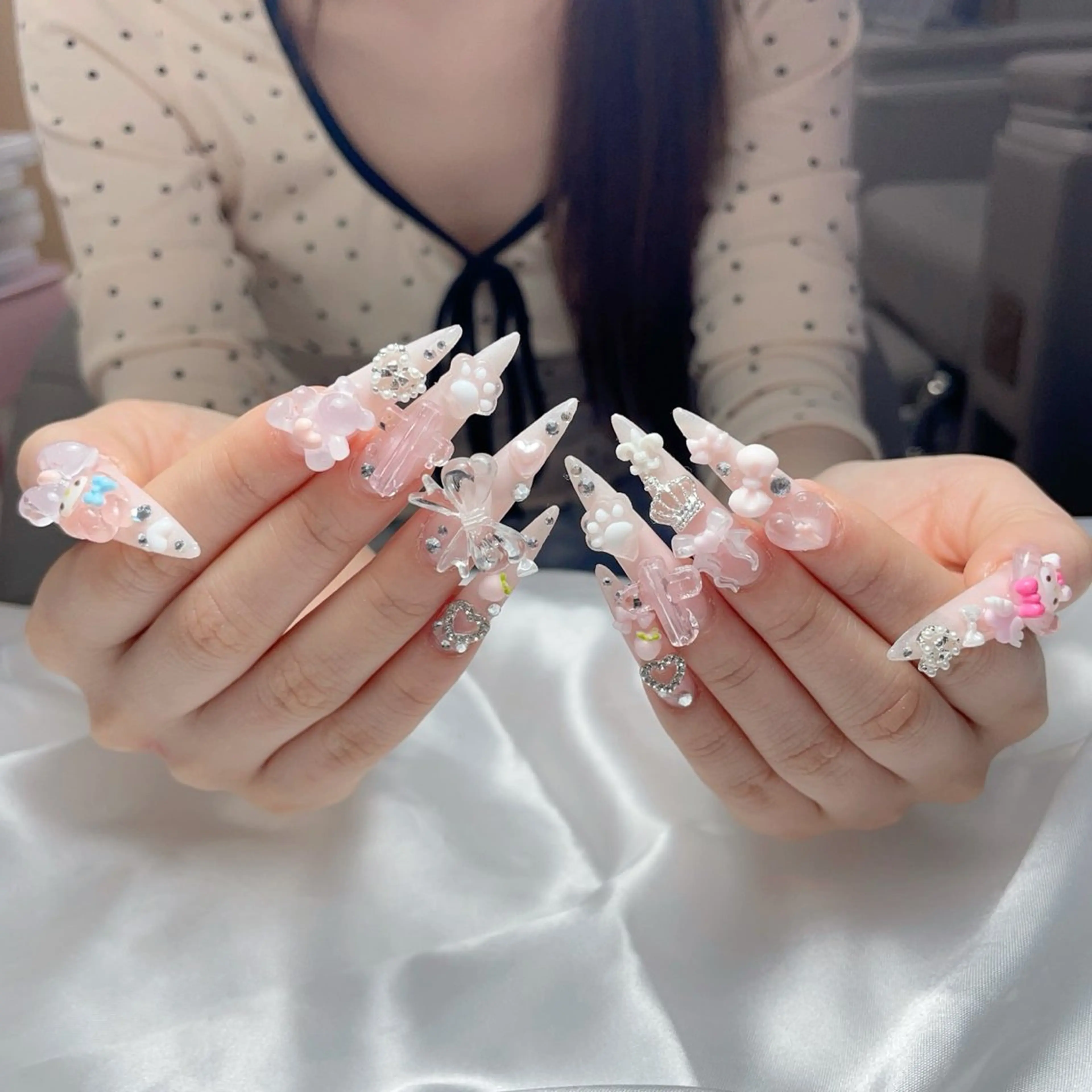 ネイル オーロラネイル ブラウン フラッシュネイル フラワーネイル ホログラムネイル ハンドネイル Rin Nail 新大久保店のネイルデザイン