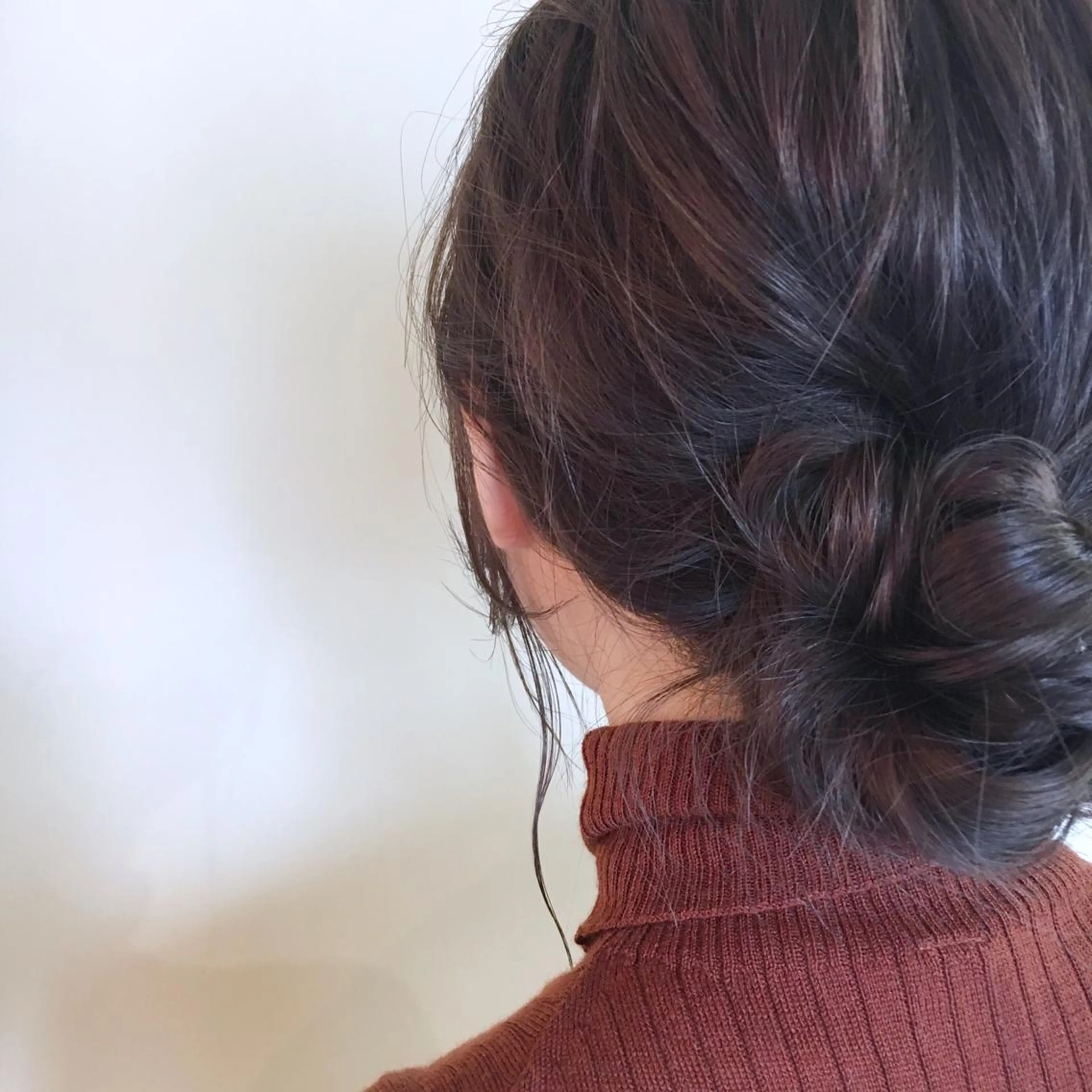 セミロング カラー ヘアアレンジ お団子ヘア アッシュ パープルカラー パープルアッシュ 薬院:今泉/上川美幸 ボブ/顔周りレイヤーのヘアスタイル