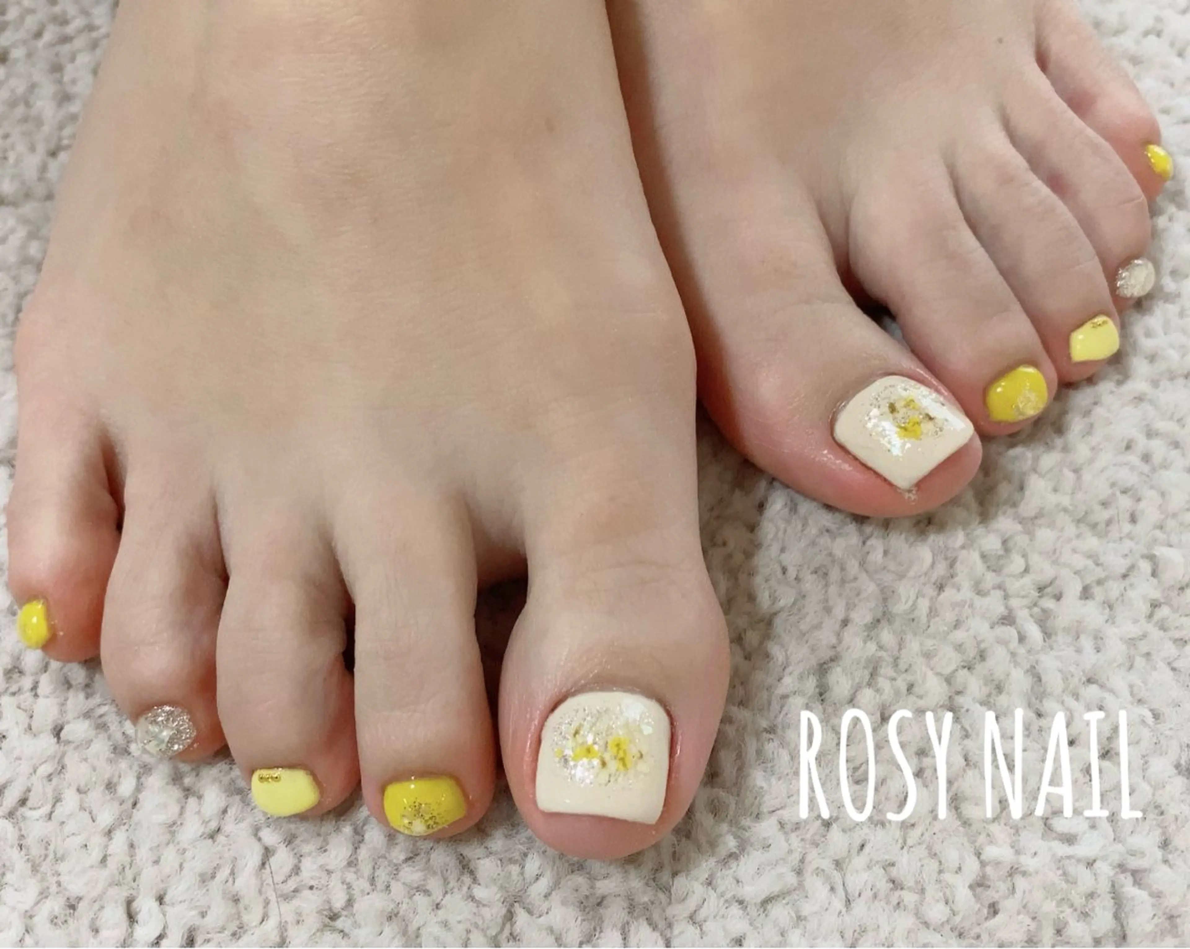 ネイル フラワーネイル フットネイル 春ネイル 黄色 フットネイル ROSY NAIL ロージーネイルのネイルデザイン