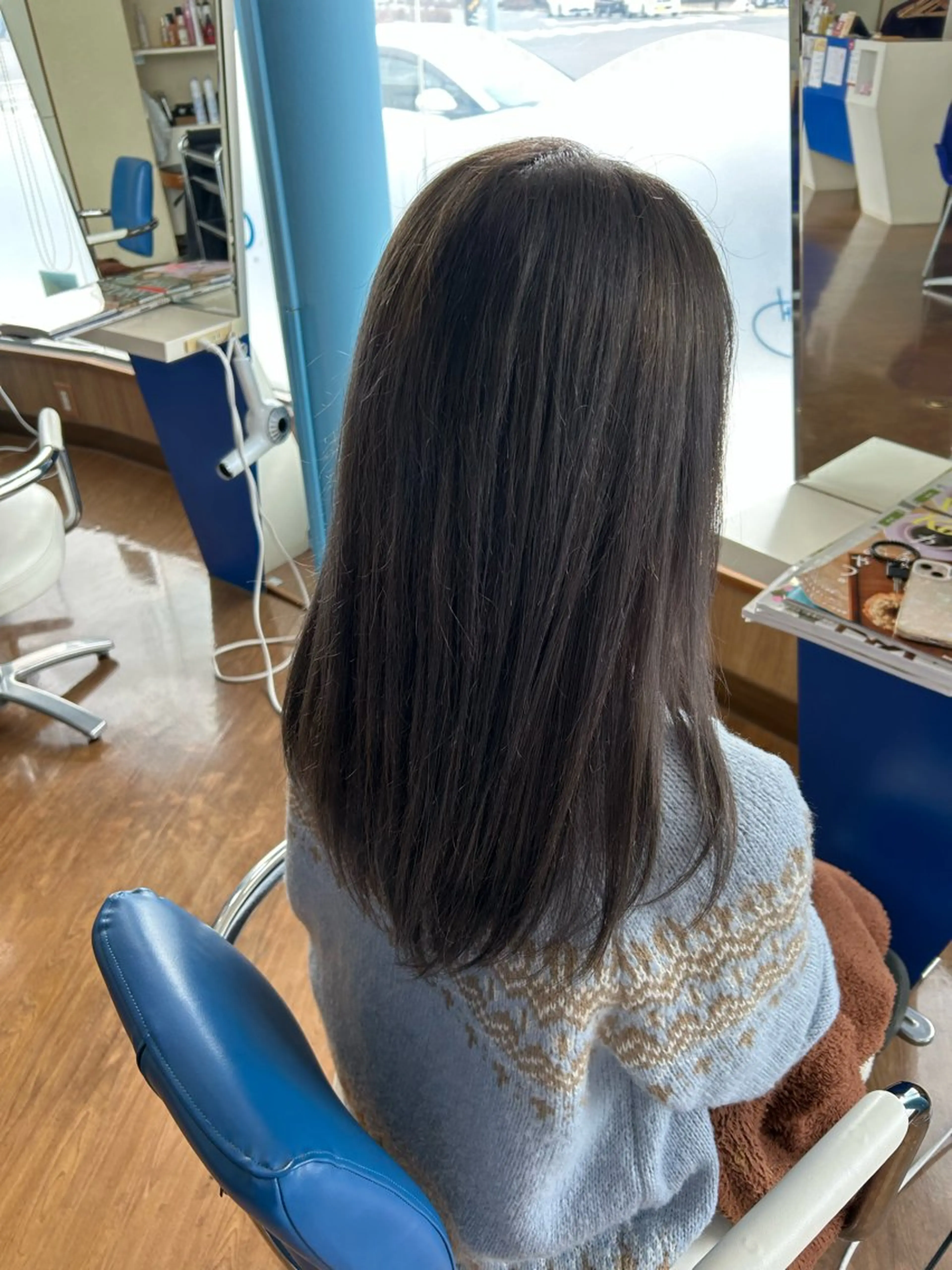 ロング カラー グレージュ 武井 哉子のヘアスタイル