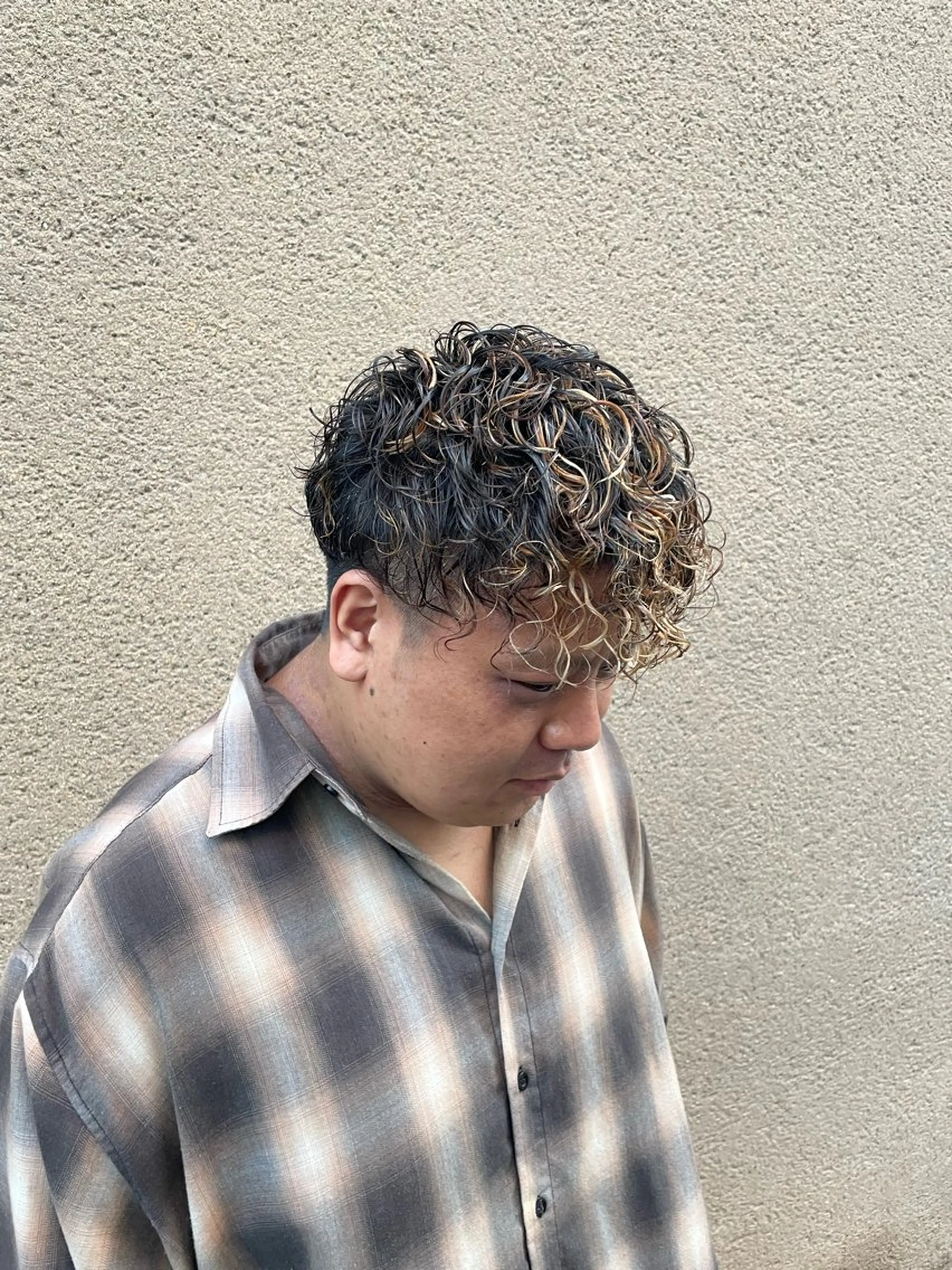 パーマ メンズ メンズブリーチ メンズハイライト メンズパーマ スペインカール カット パーマ 慎太朗/パーマ/ボブ /センターパートのヘアスタイル