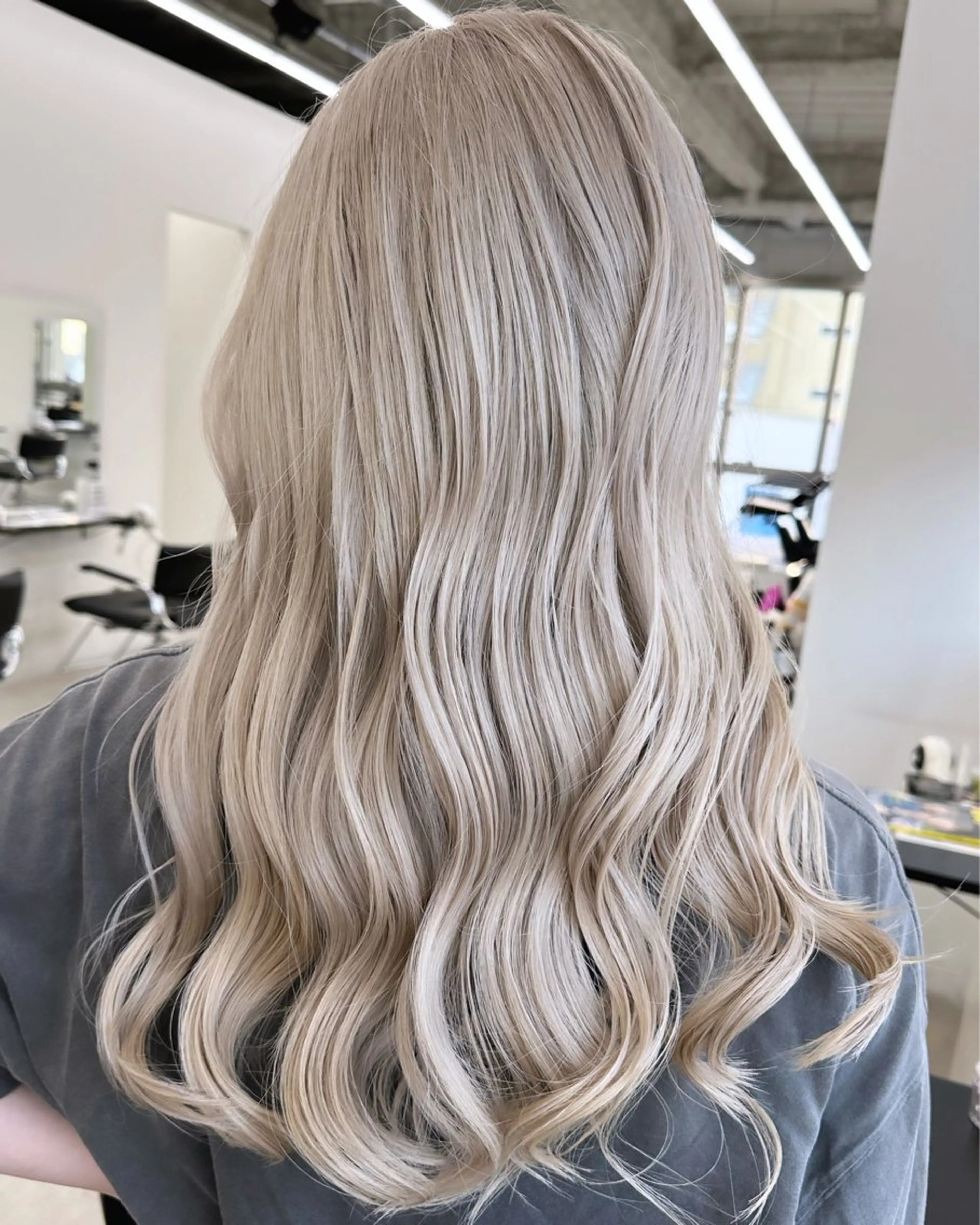 ロング カラー ヘアアレンジ ベージュカラー ブリーチ 抜きっぱなしブロンド ブロンド ブラウンカラー ヘアカラー 原宿ハイトーンカラー 🌼みるい🌼のヘアスタイル