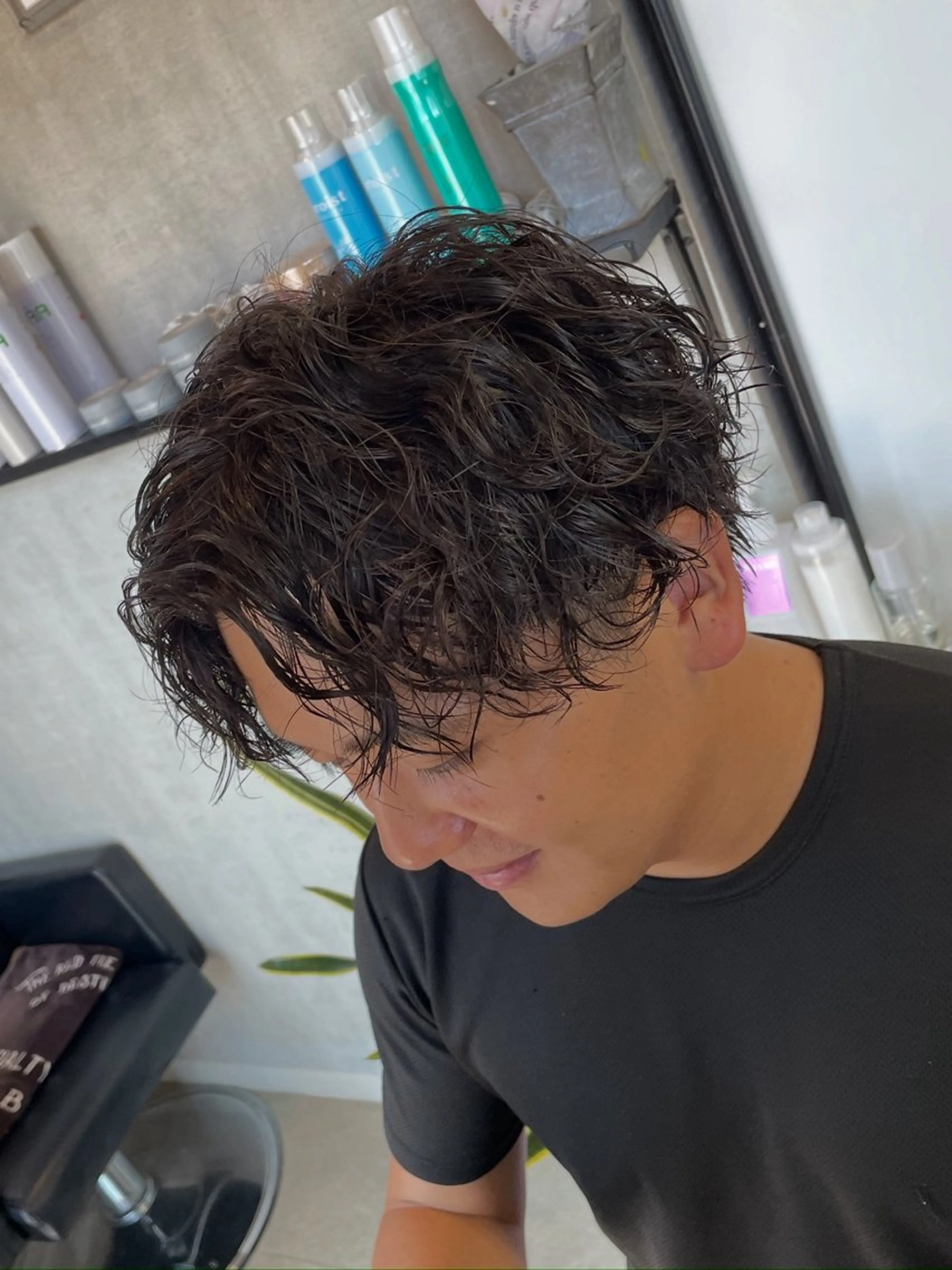 ショート パーマ メンズ メンズブリーチ センターパート フェードカット メンズ韓国風 マッシュ 大島 渓翔のヘアスタイル