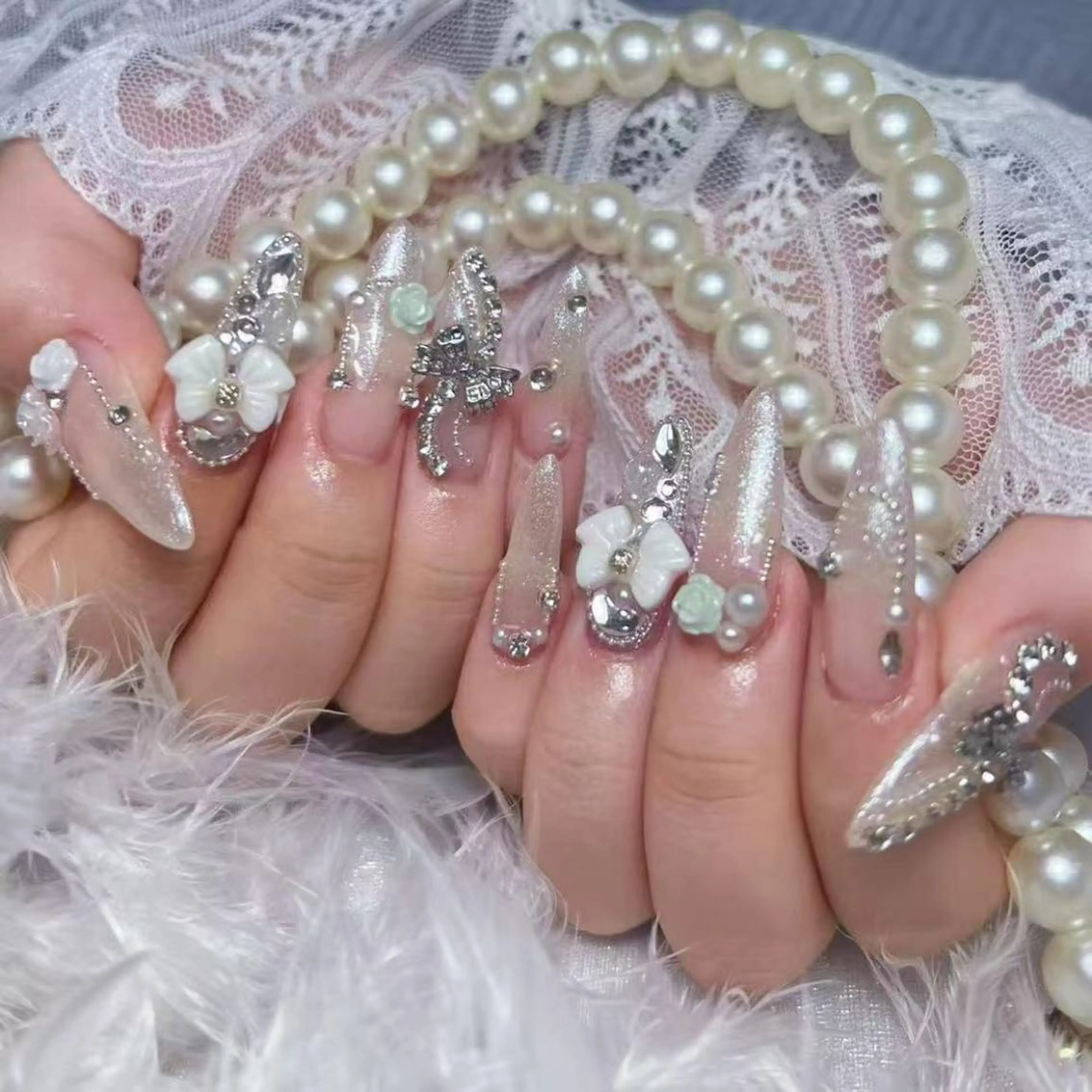 ネイル アートネイル オーロラネイル ガーリー キラキラネイル 韓国ネイル ハンドネイル Plenty 🚢のネイルデザイン