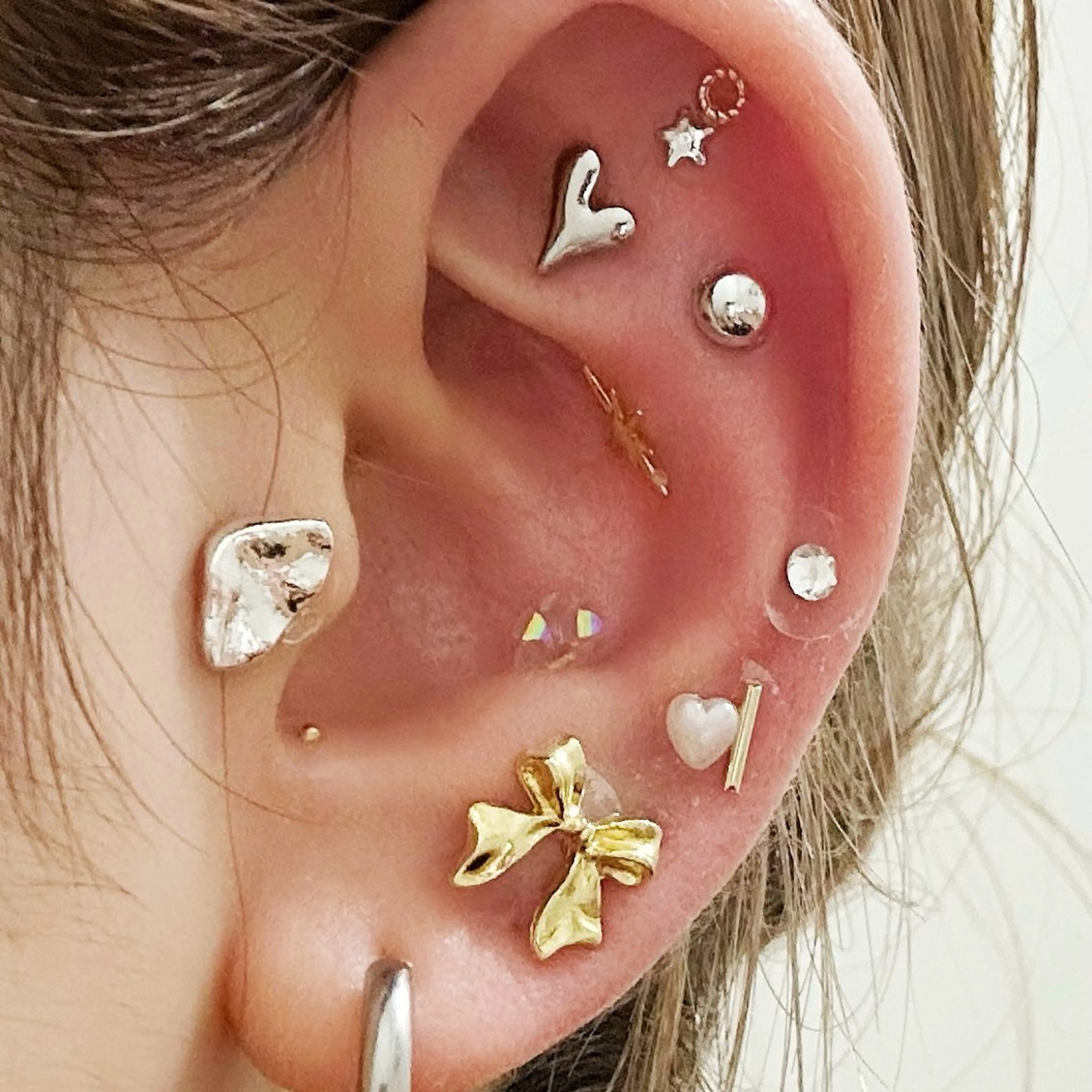 【肩こり、ダイエット、浮腫ケアなどなど🎶】身体と美容のサポートケア💎耳つぼジュエリー💎 (両耳10個まで)の写真