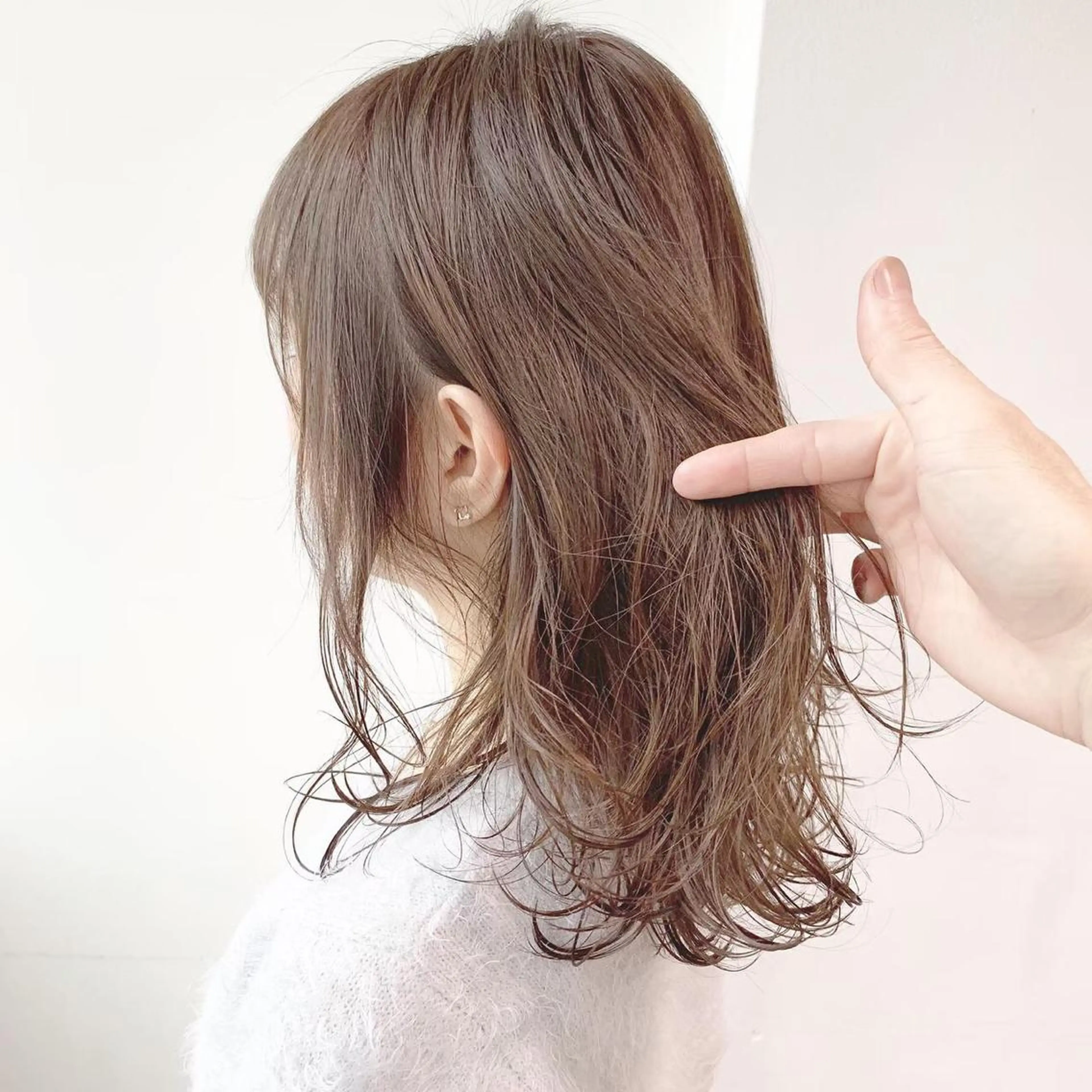 ミディアム カラー レイヤーカット 透明感カラーのヘアスタイル