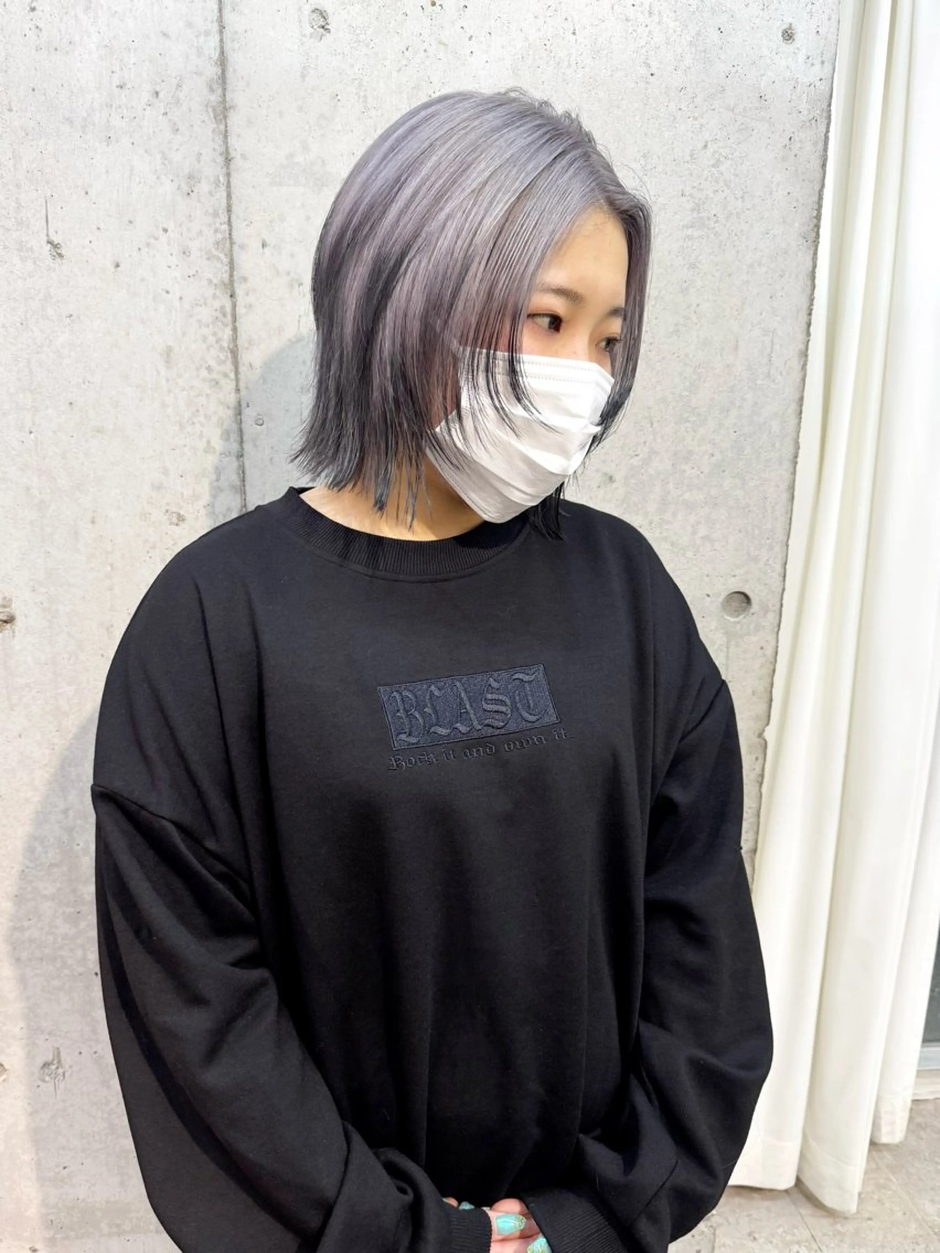 ミディアム カラー ヘアアレンジ 黒髪 シルバー ヘアカラー トリートメント lani ブリーチ /ダブルカラーのヘアスタイル