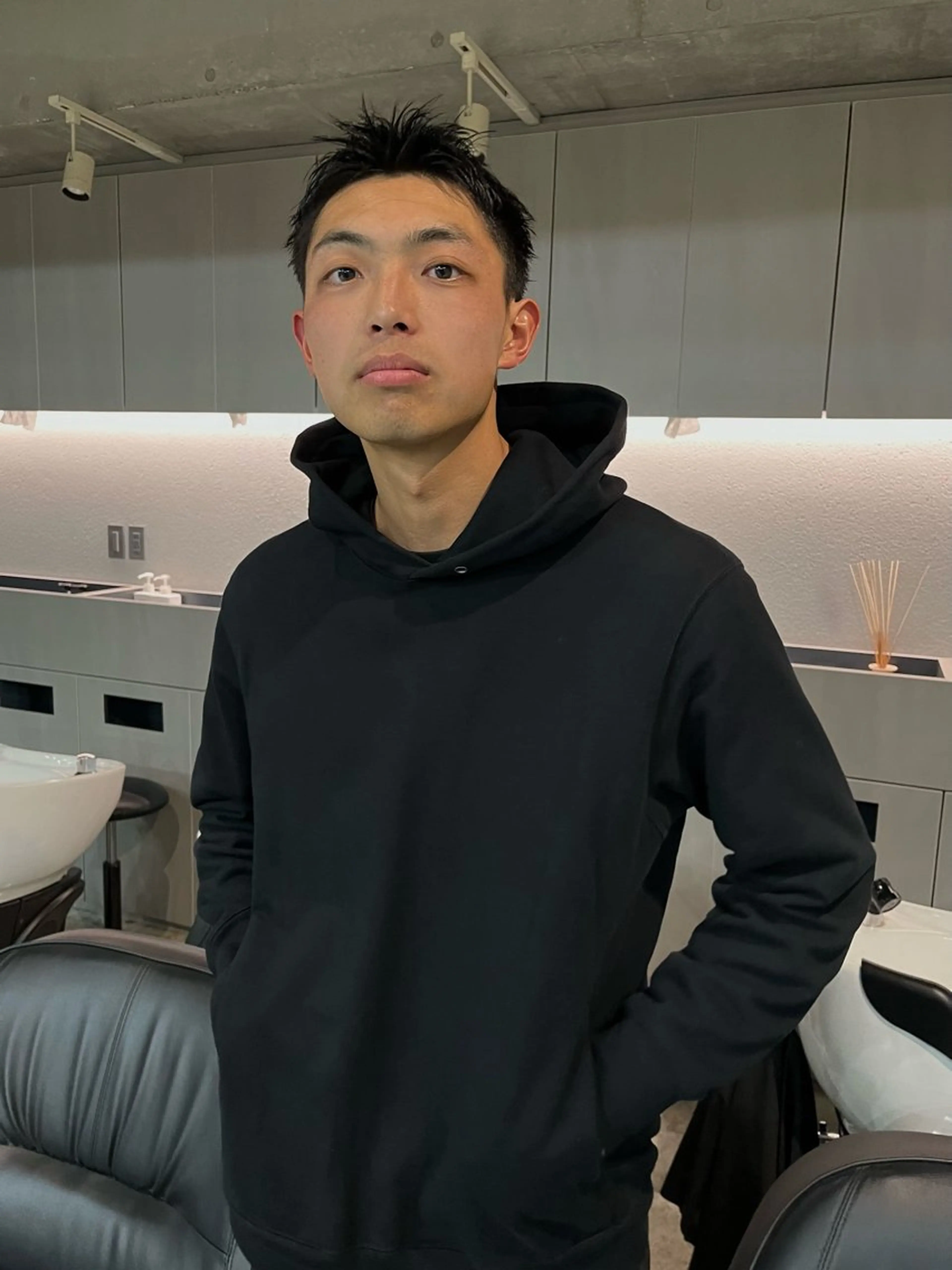 ショート メンズ 曲がる縮毛矯正 センターパートのヘアスタイル