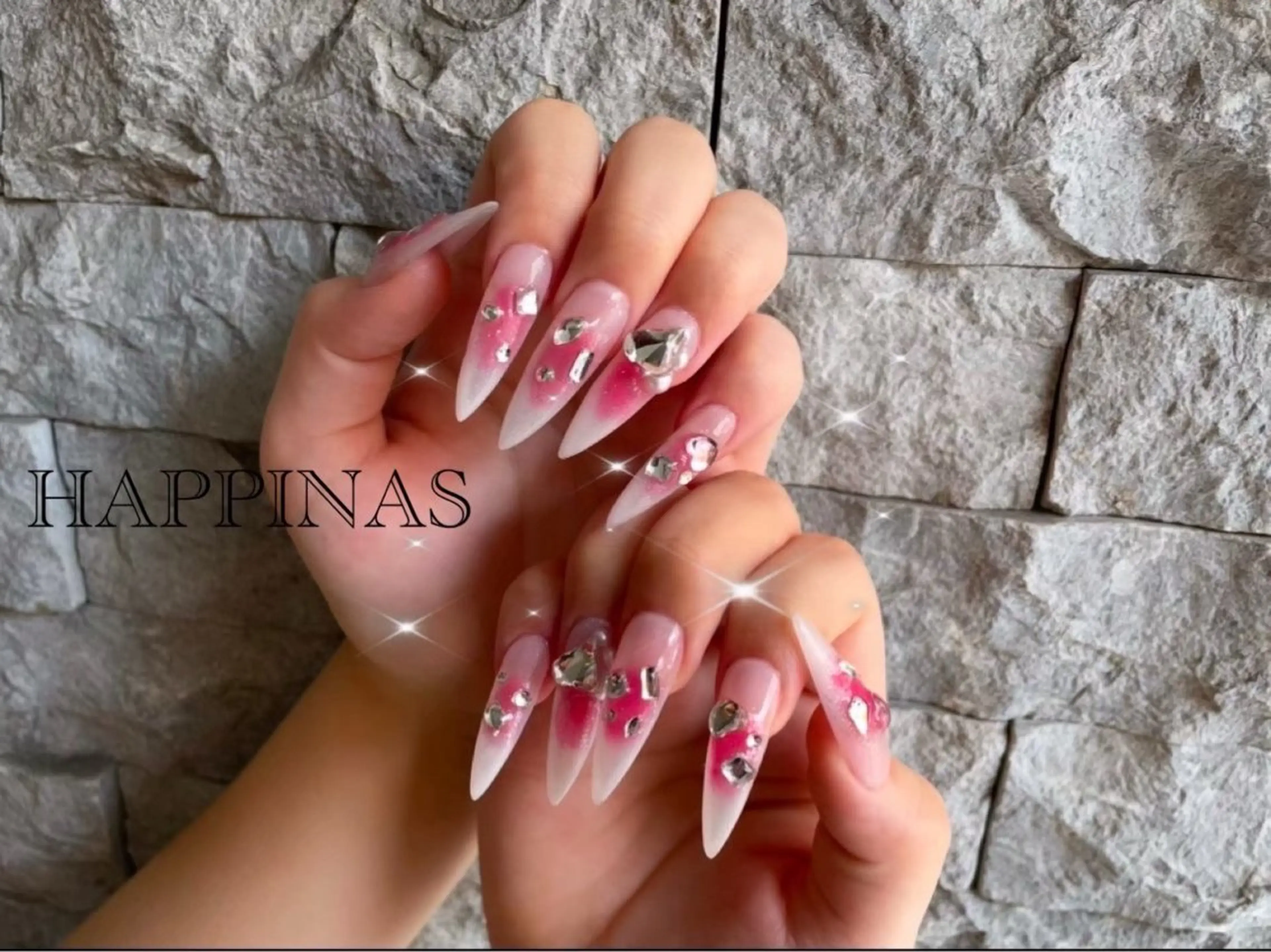 ネイル チークネイル ロングネイル ピンク スカルプネイル ストーンネイル ハンドネイル HAPPINAS くるみのネイルデザイン