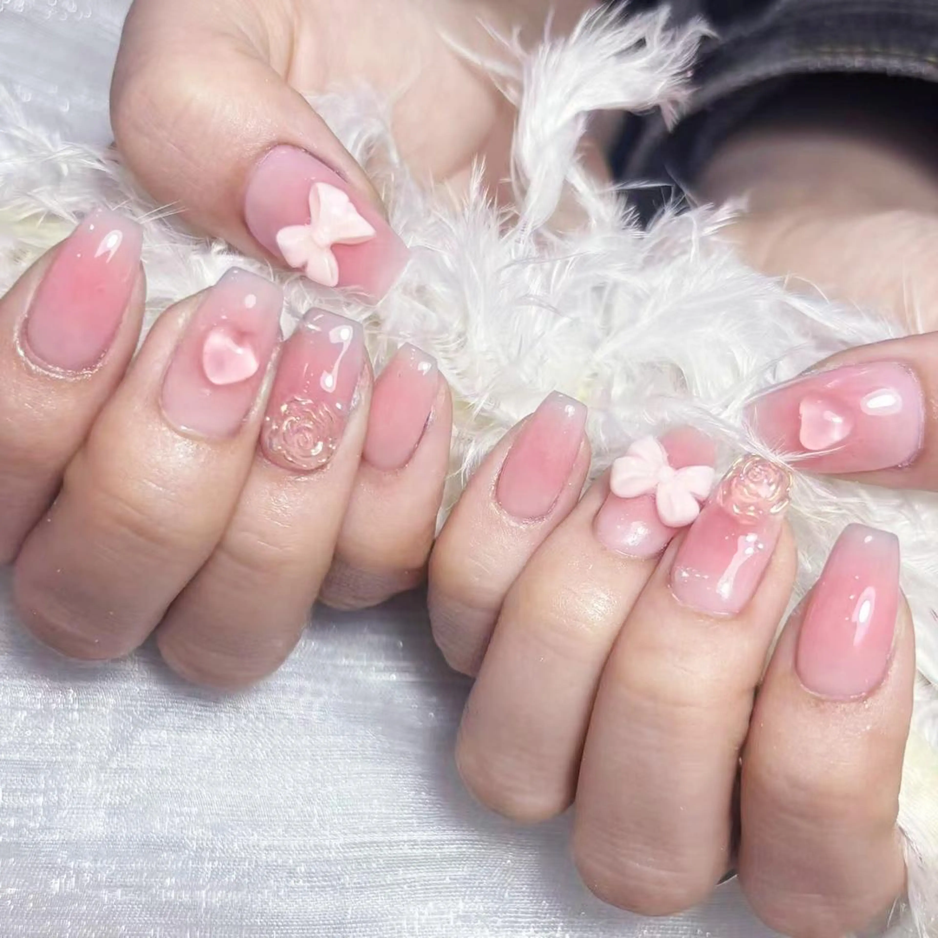 ネイル アートネイル オーロラネイル フラッシュネイル ガーリー キラキラネイル ハンドネイル リナ 💅のネイルデザイン