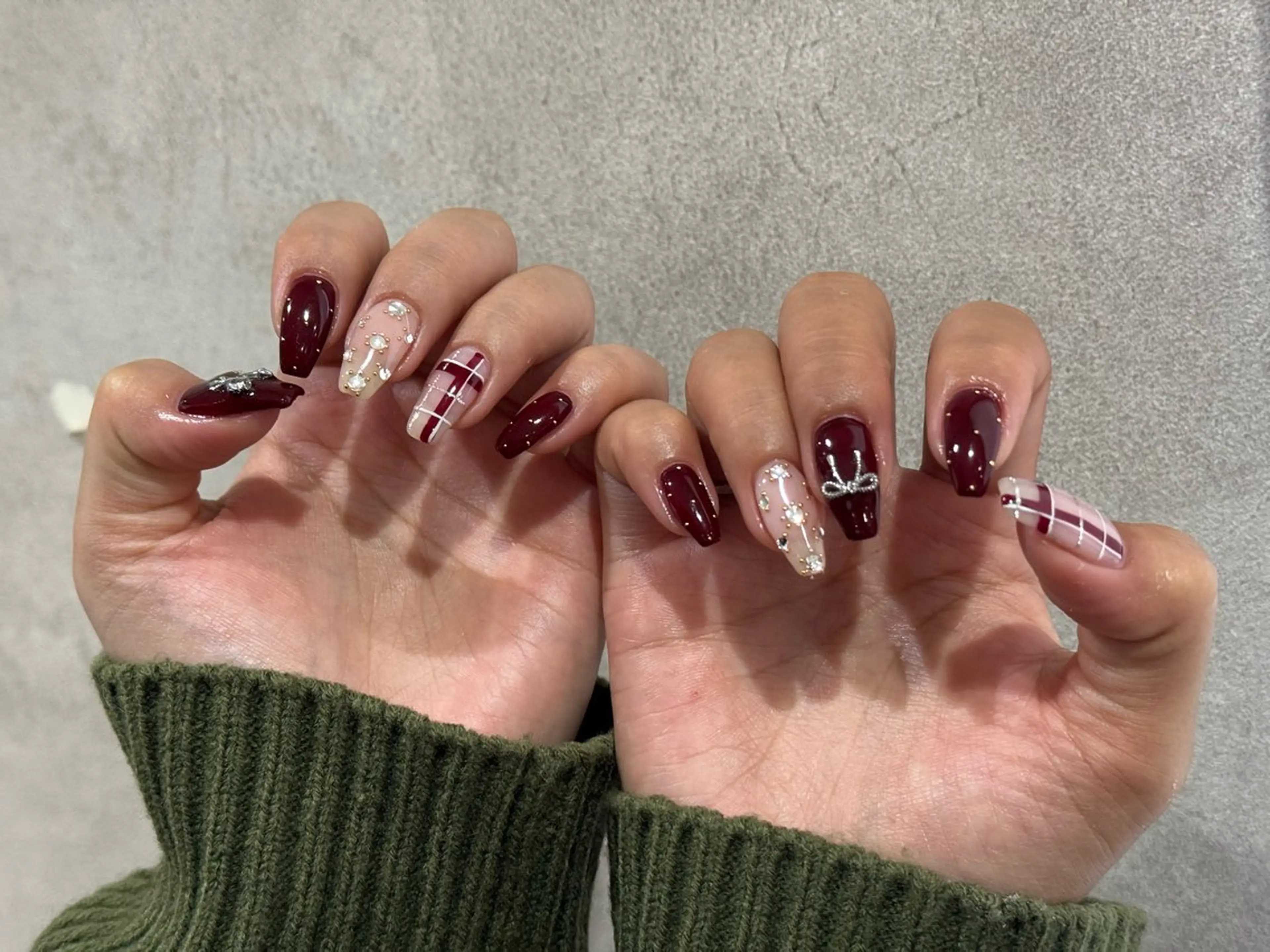 ネイル ボルドー ジェルネイル パラジェル リボン MONICA KARENのネイルデザイン