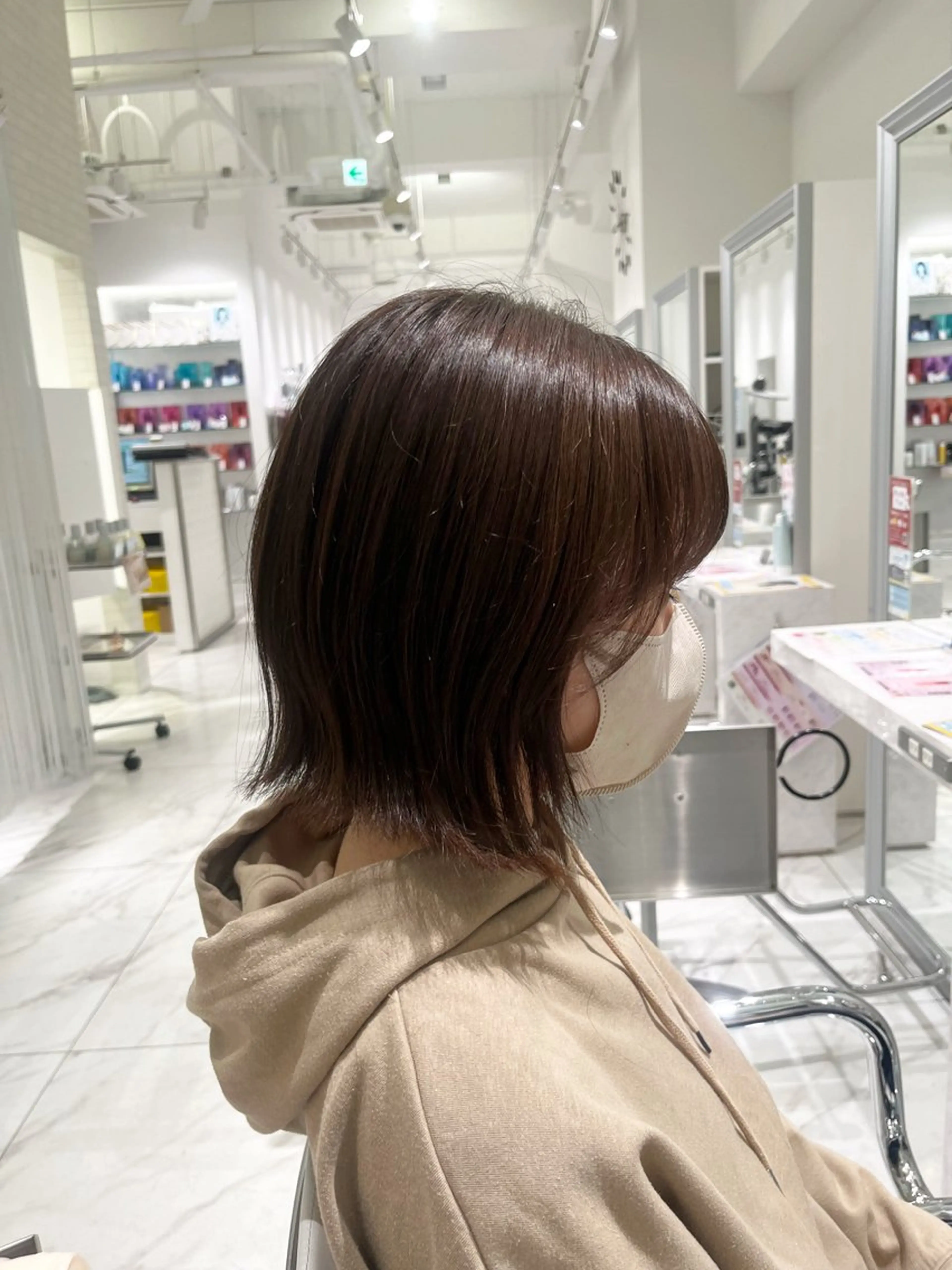 ショート カラー 前下がりボブ ベージュカラー オリーブベージュ ボブ くびれヘア 橋本 七海のヘアスタイル