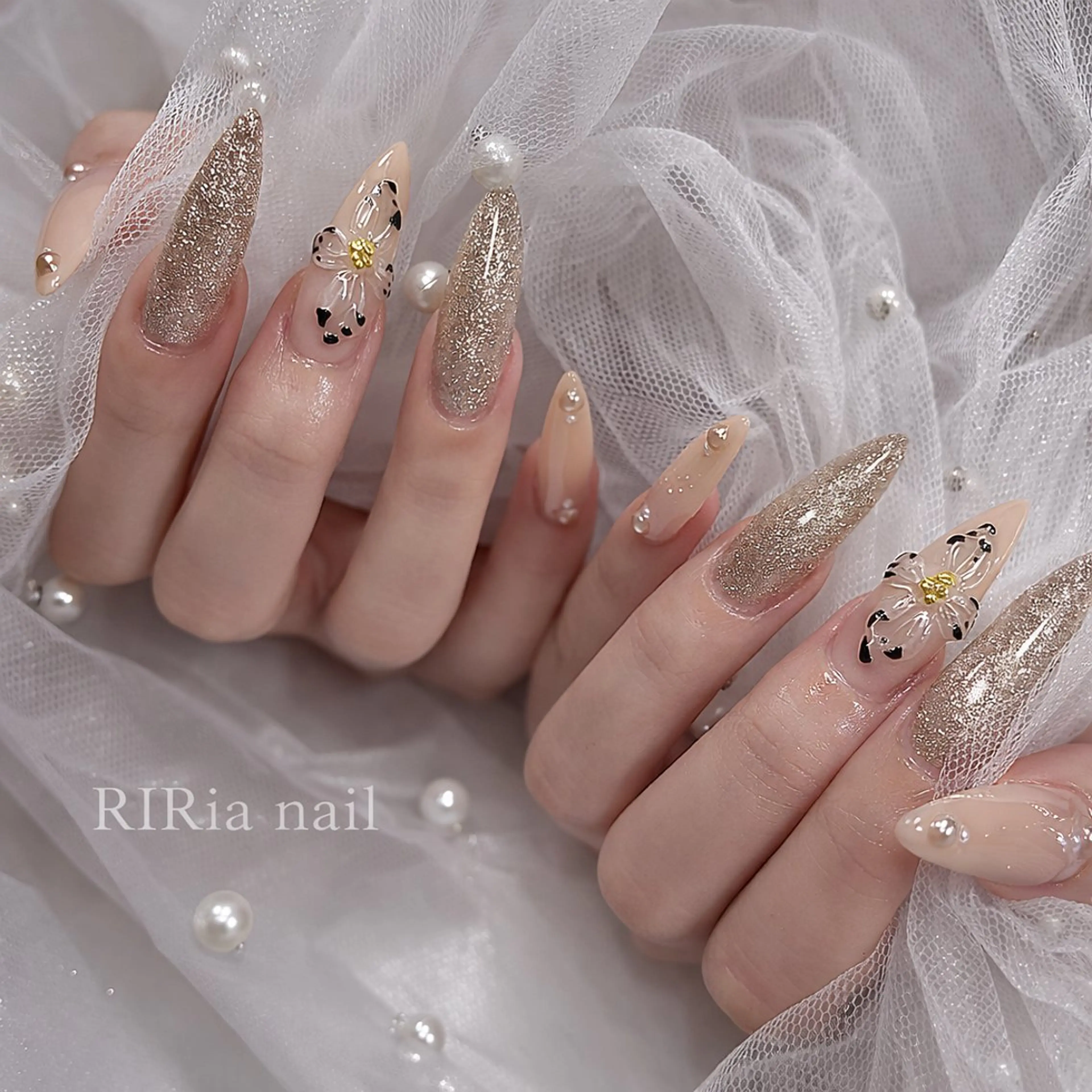 ネイル アートネイル フラワーネイル ゴールド キラキラネイル ラメ(グリッター) ハンドネイル 🎀RIRia nail🎀のネイルデザイン